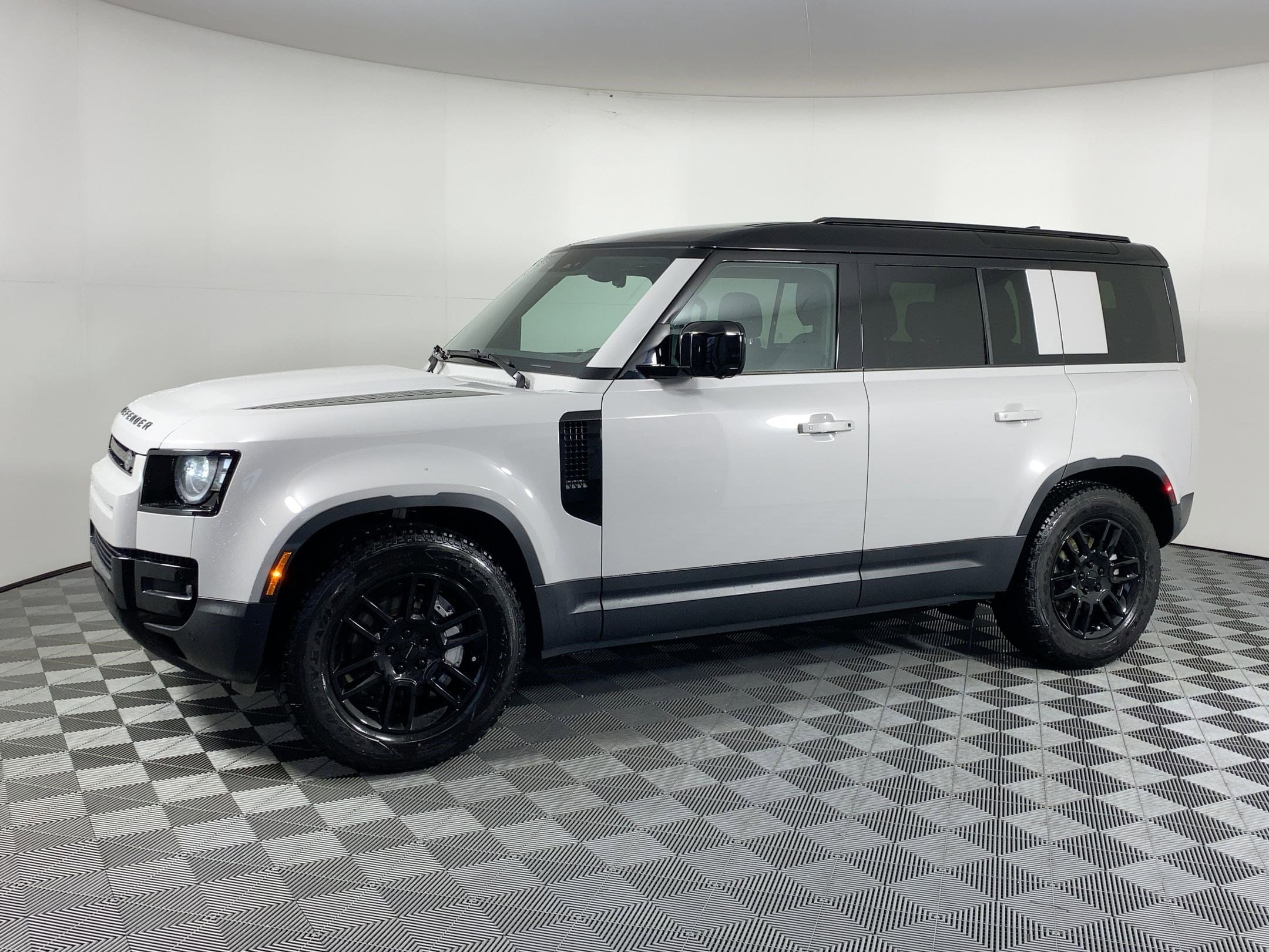 2026 Land Rover Defender S's photo