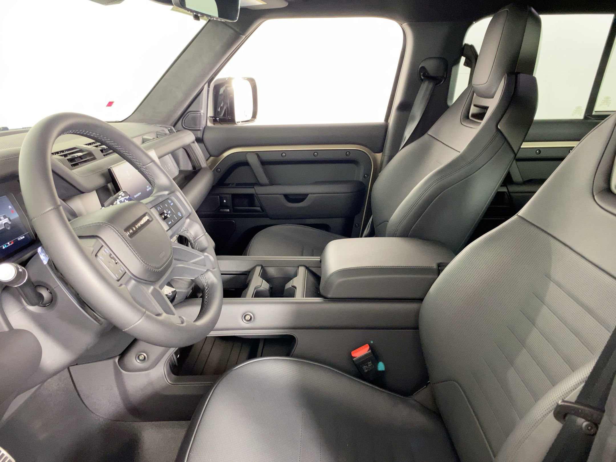 2025 Land Rover Defender 110 photo 3