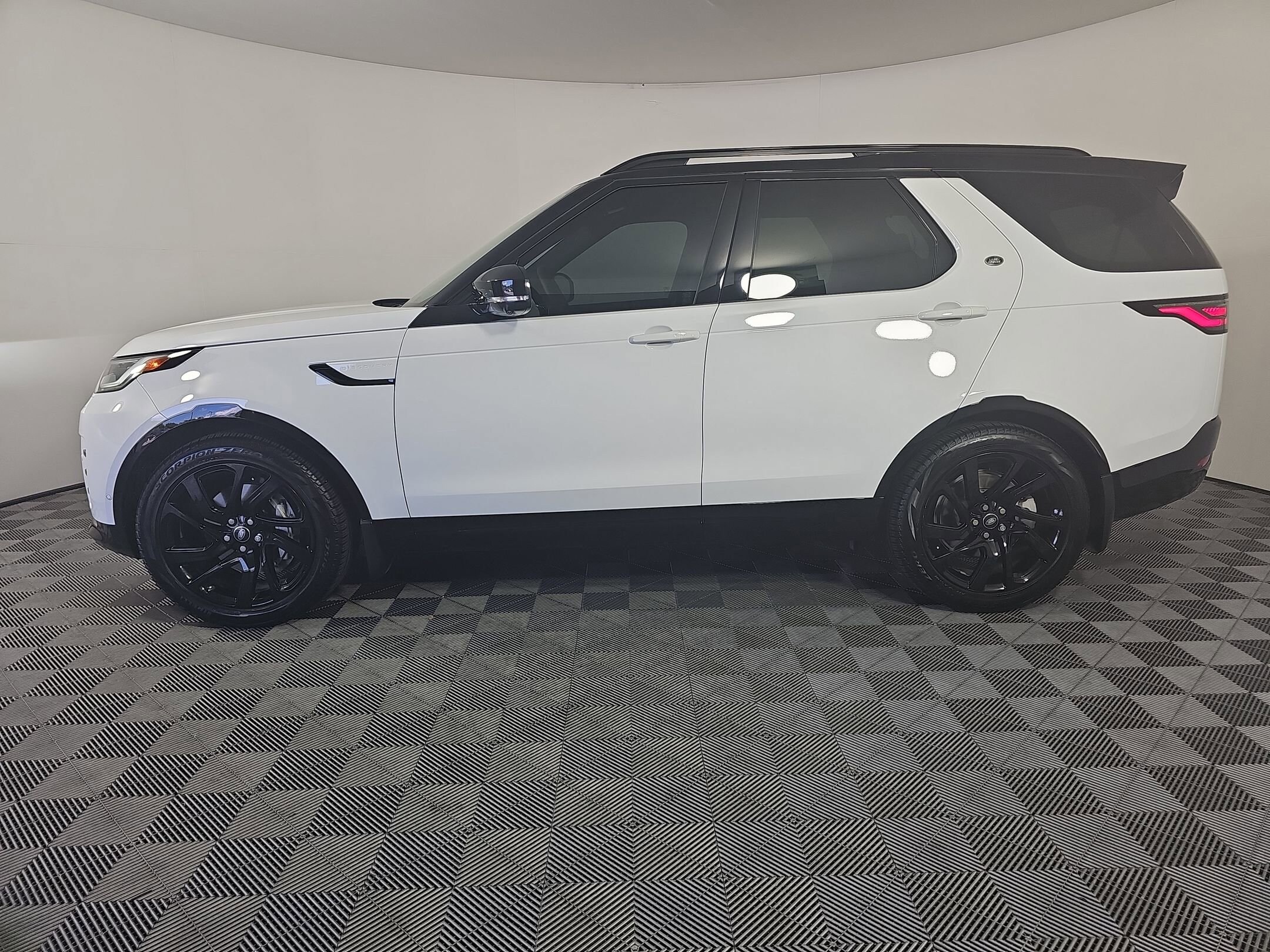 2025 Land Rover Discovery SE photo 2
