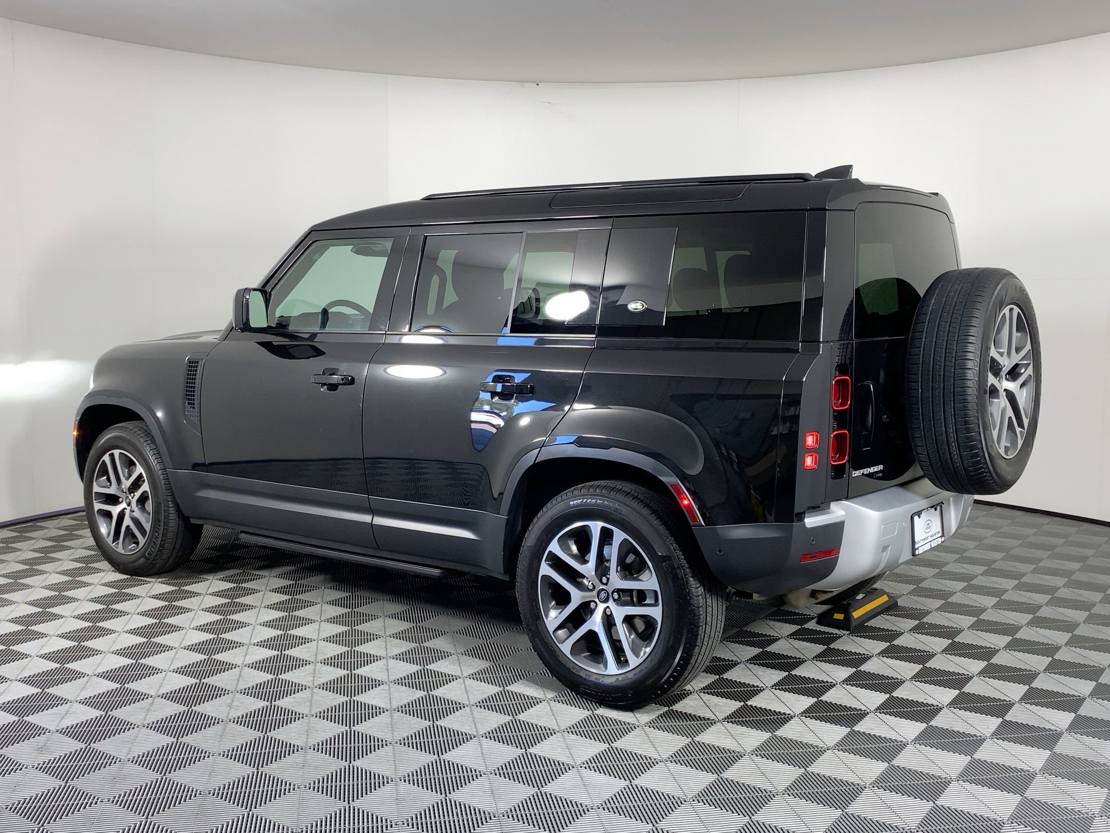 2022 Land Rover Defender 110 photo 2