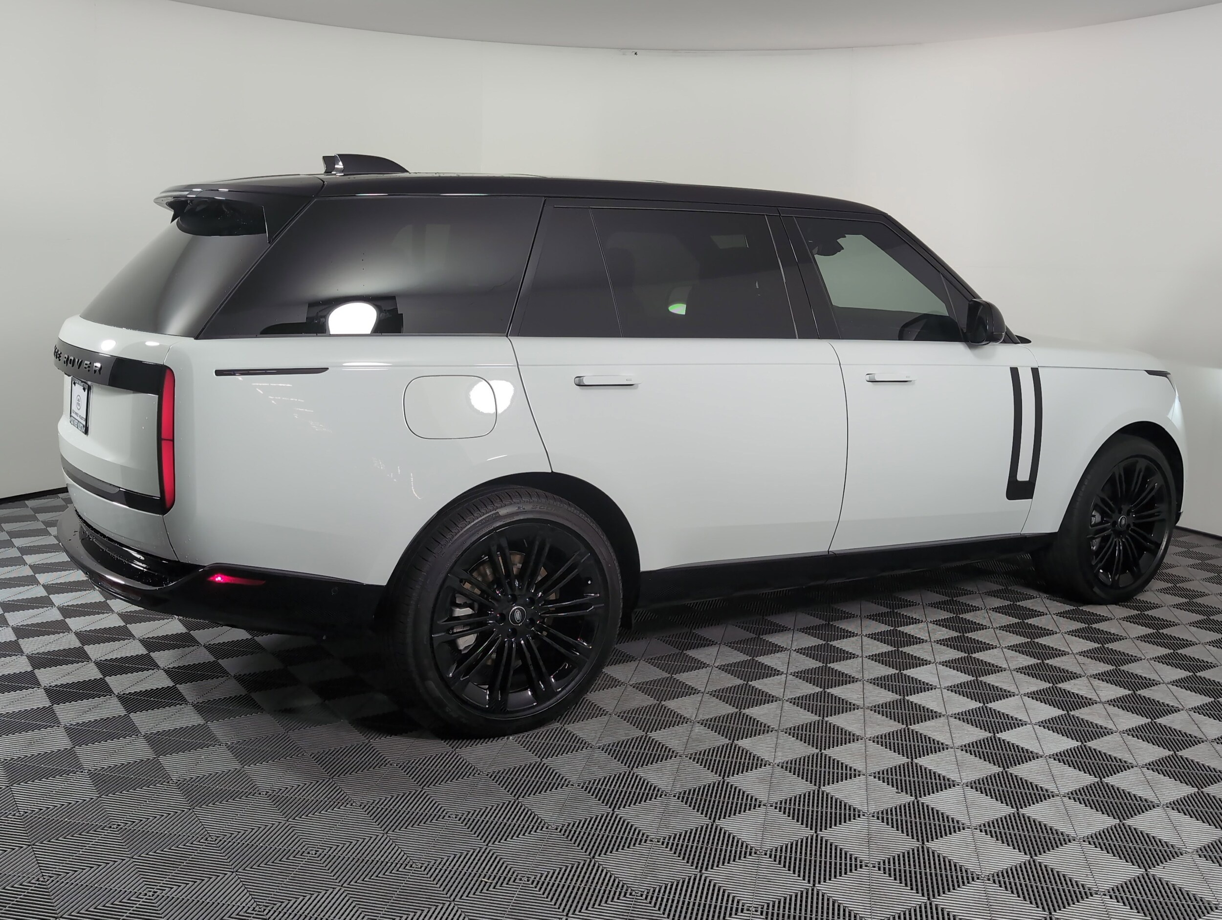 2025 Land Rover Range Rover SE photo 2