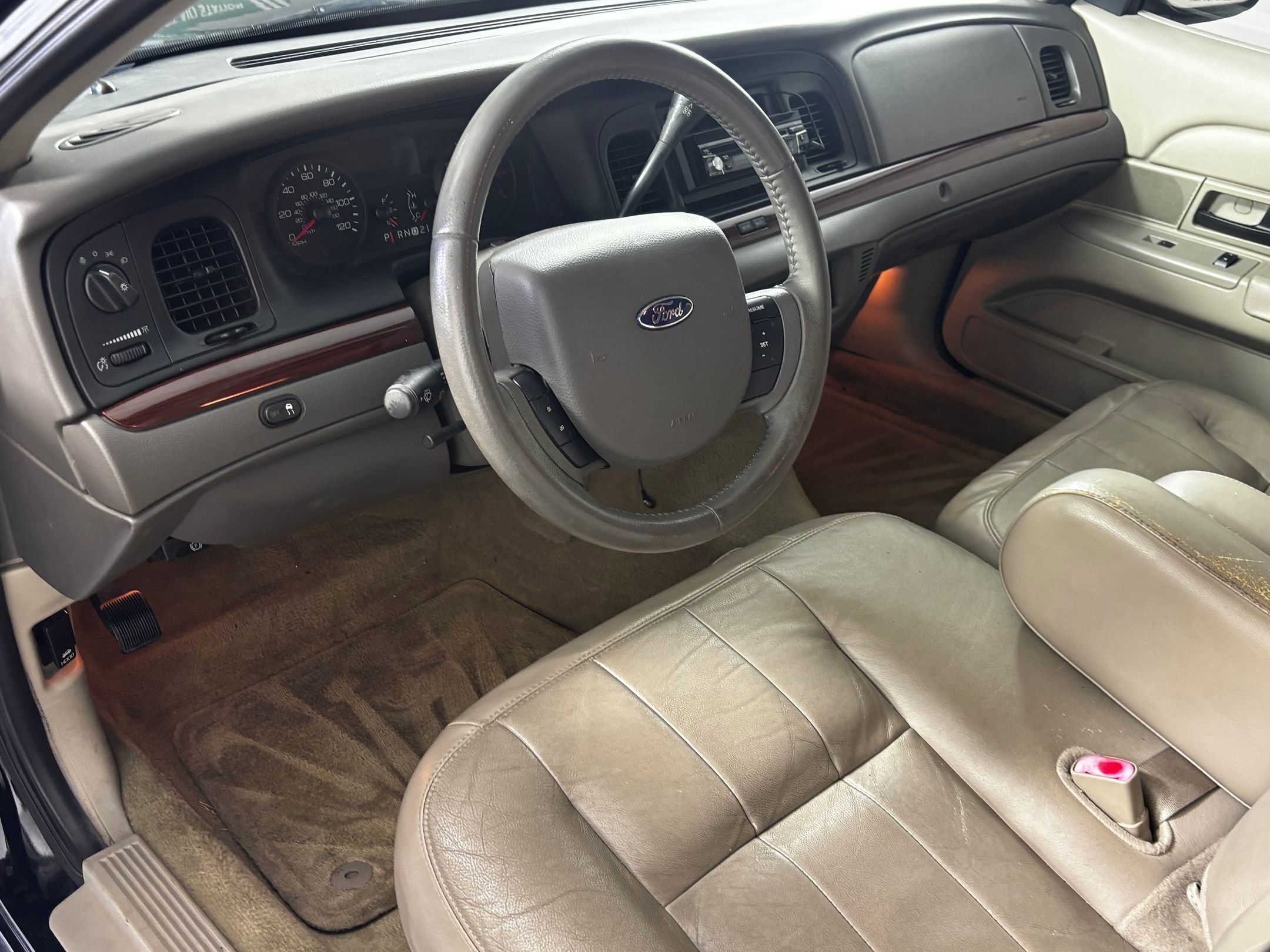 2011 Ford Crown Victoria LX photo 4