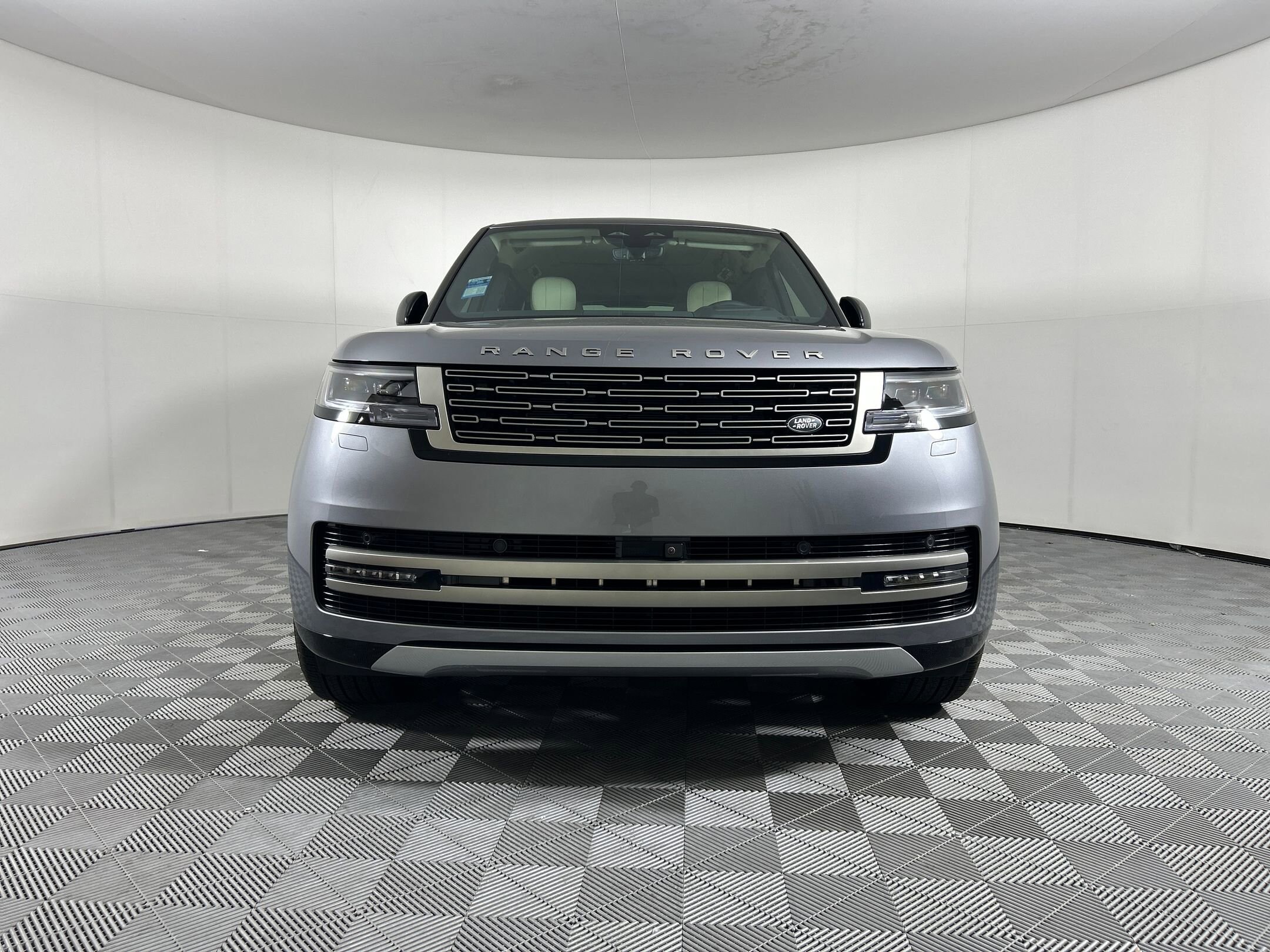 2025 Land Rover Range Rover SE photo 4