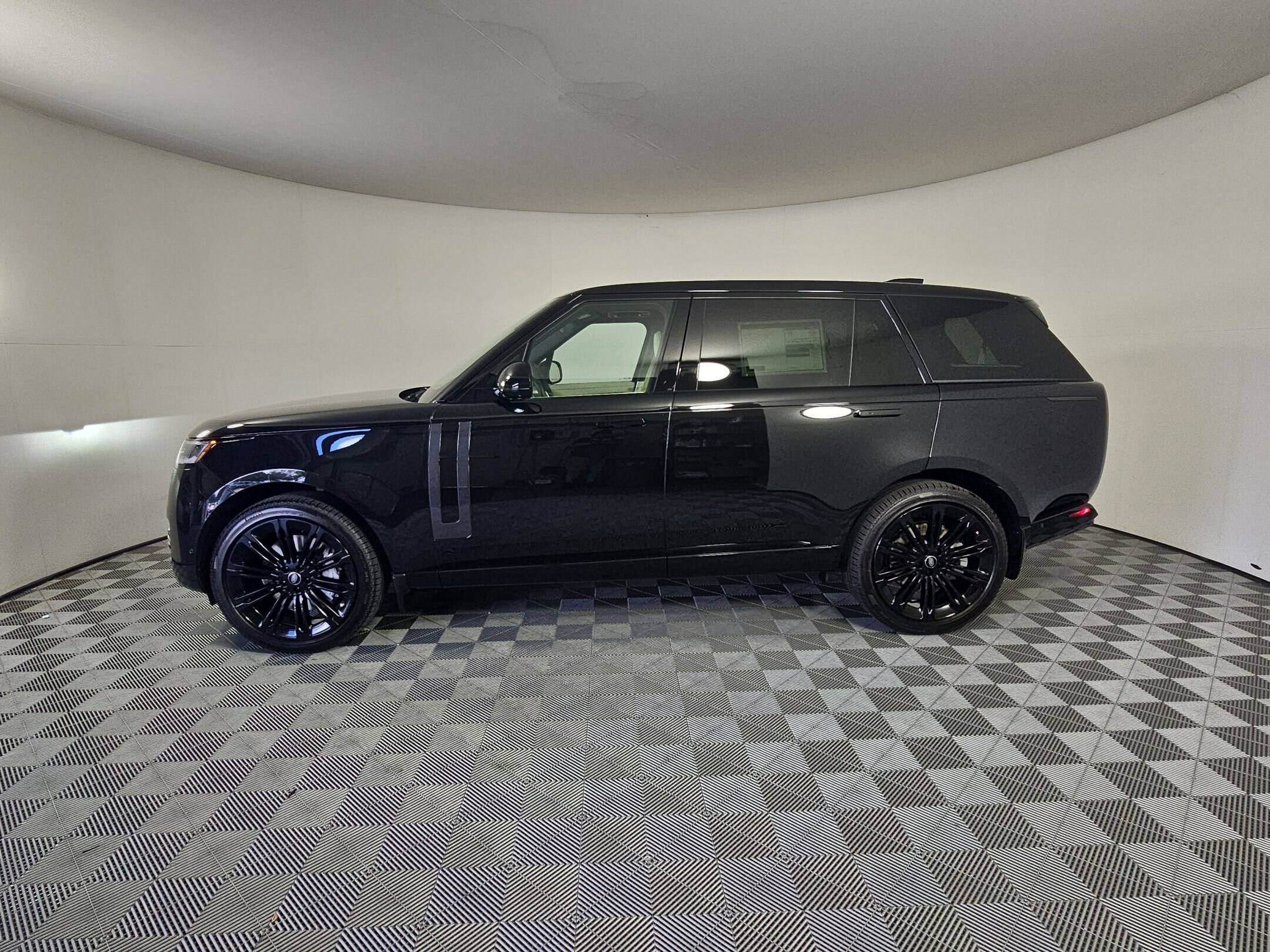 2025 Land Rover Range Rover SE photo 2