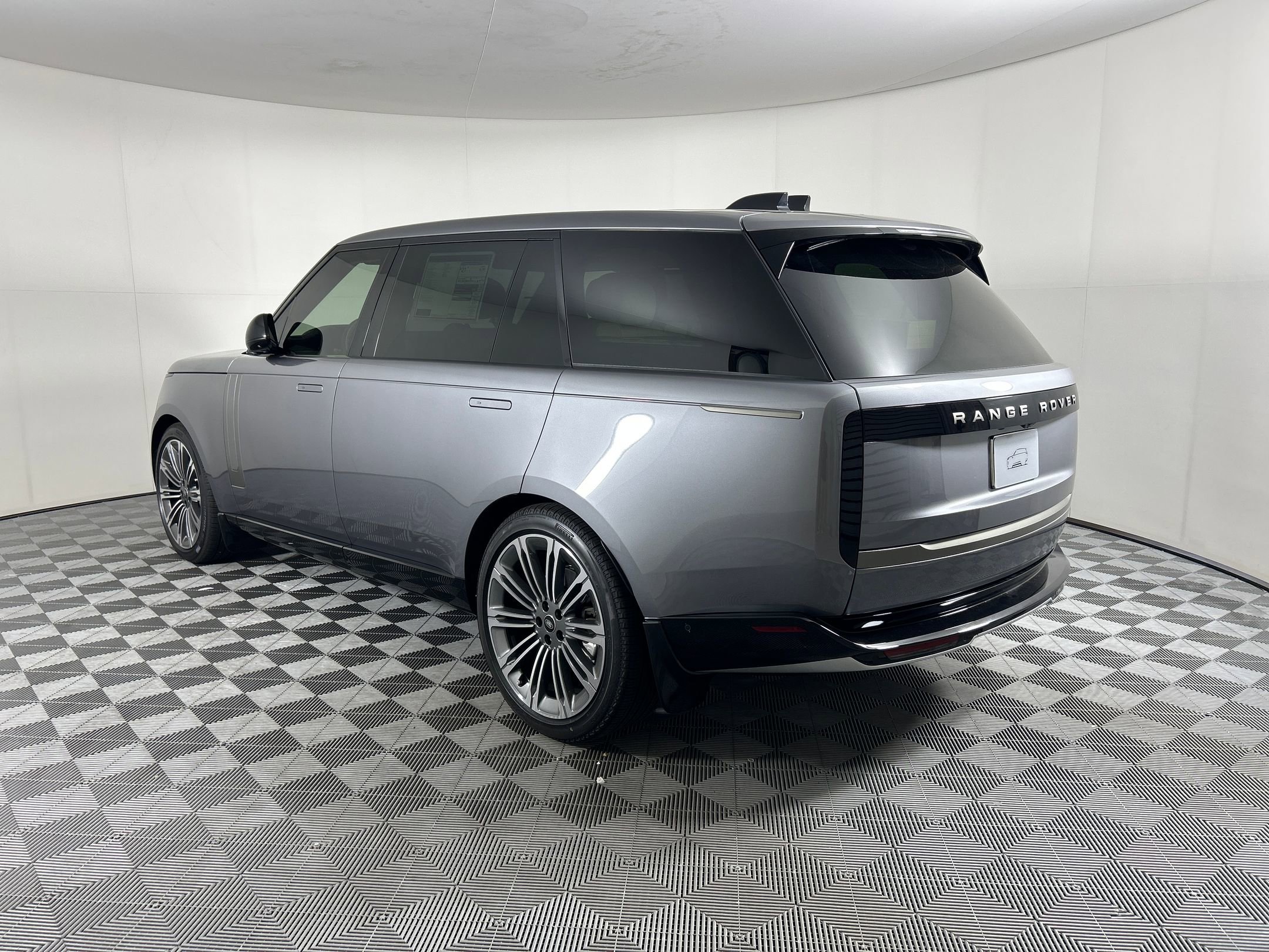 2025 Land Rover Range Rover SE photo 3