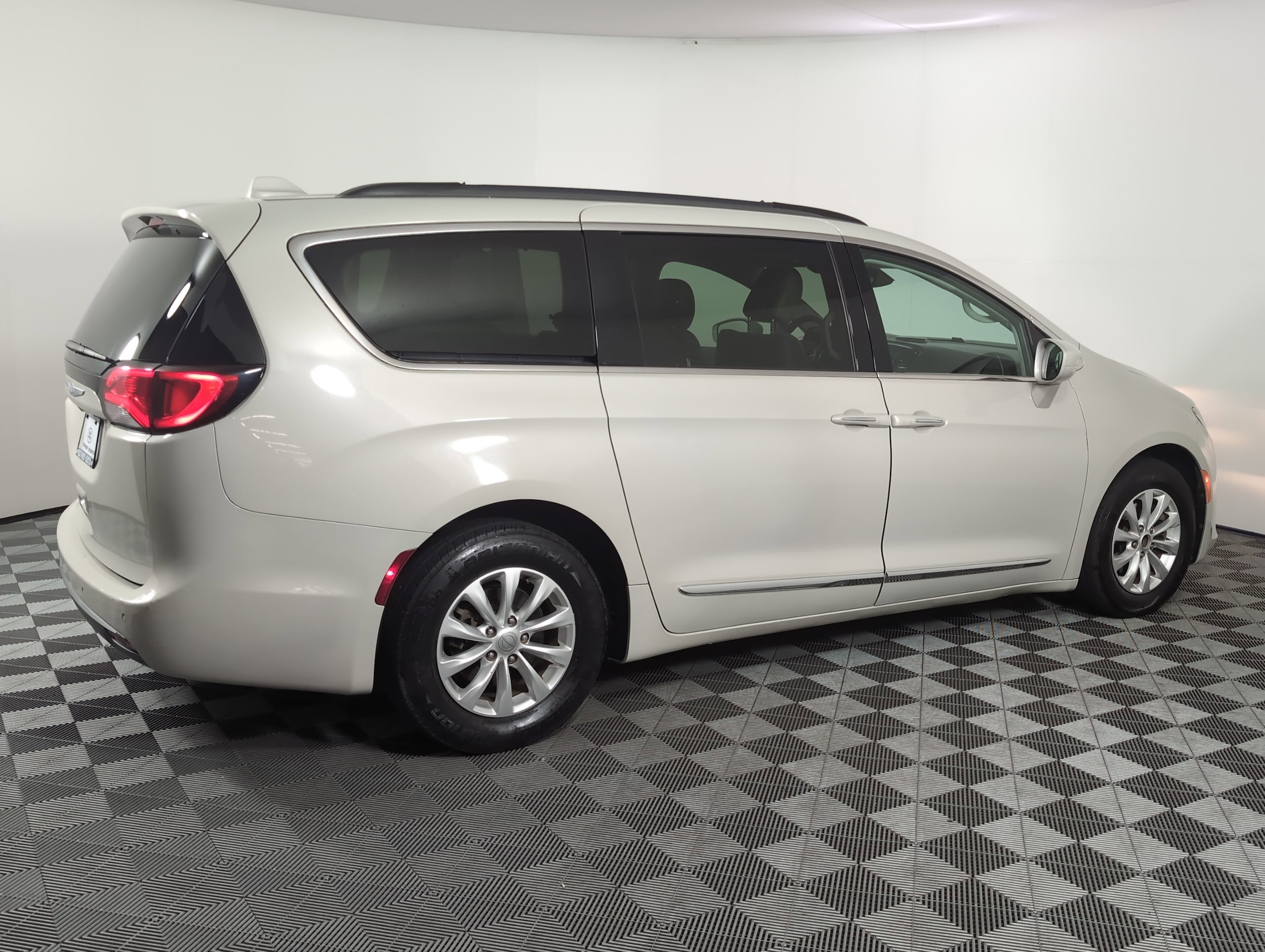 Used 2017 Chrysler Pacifica Touring-L with VIN 2C4RC1BG5HR720670 for sale in Houston, TX