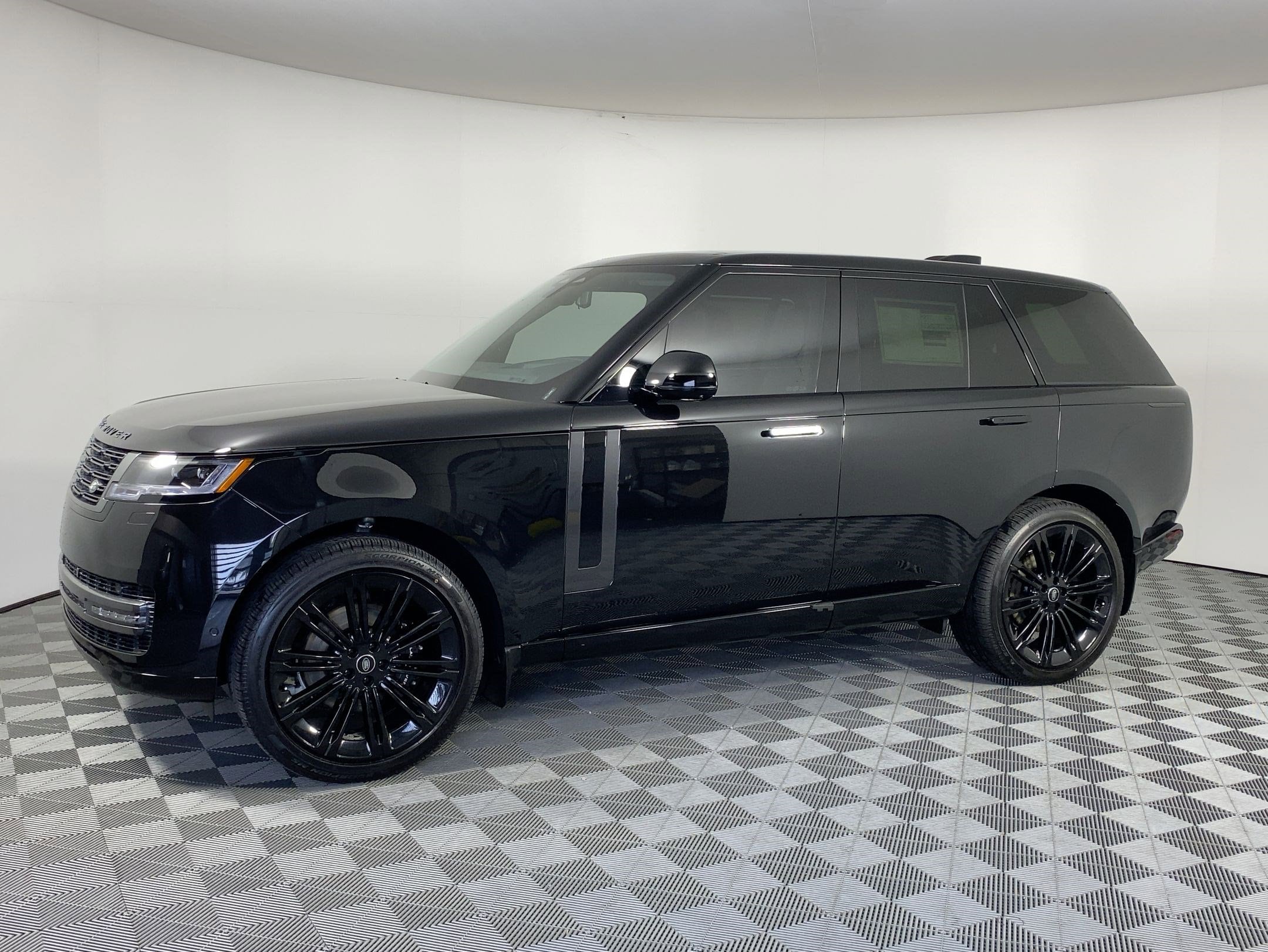 2025 Land Rover Range Rover SE's photo