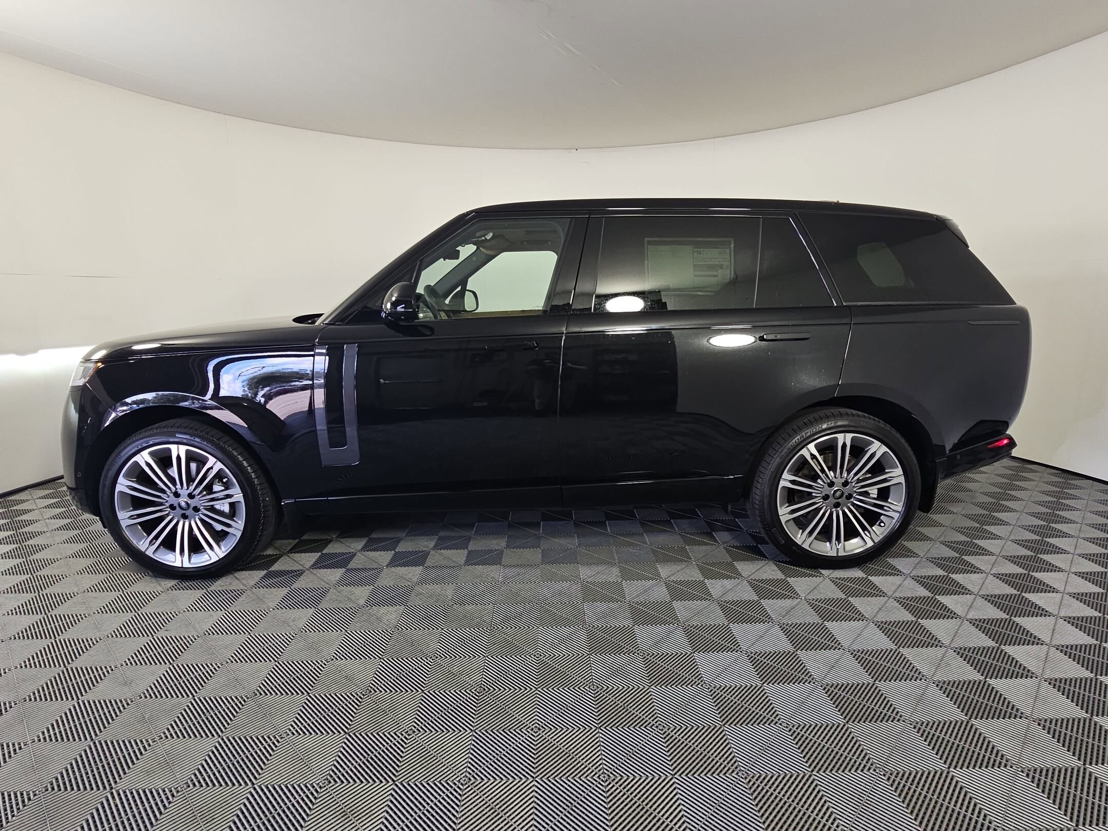 2025 Land Rover Range Rover SE photo 2