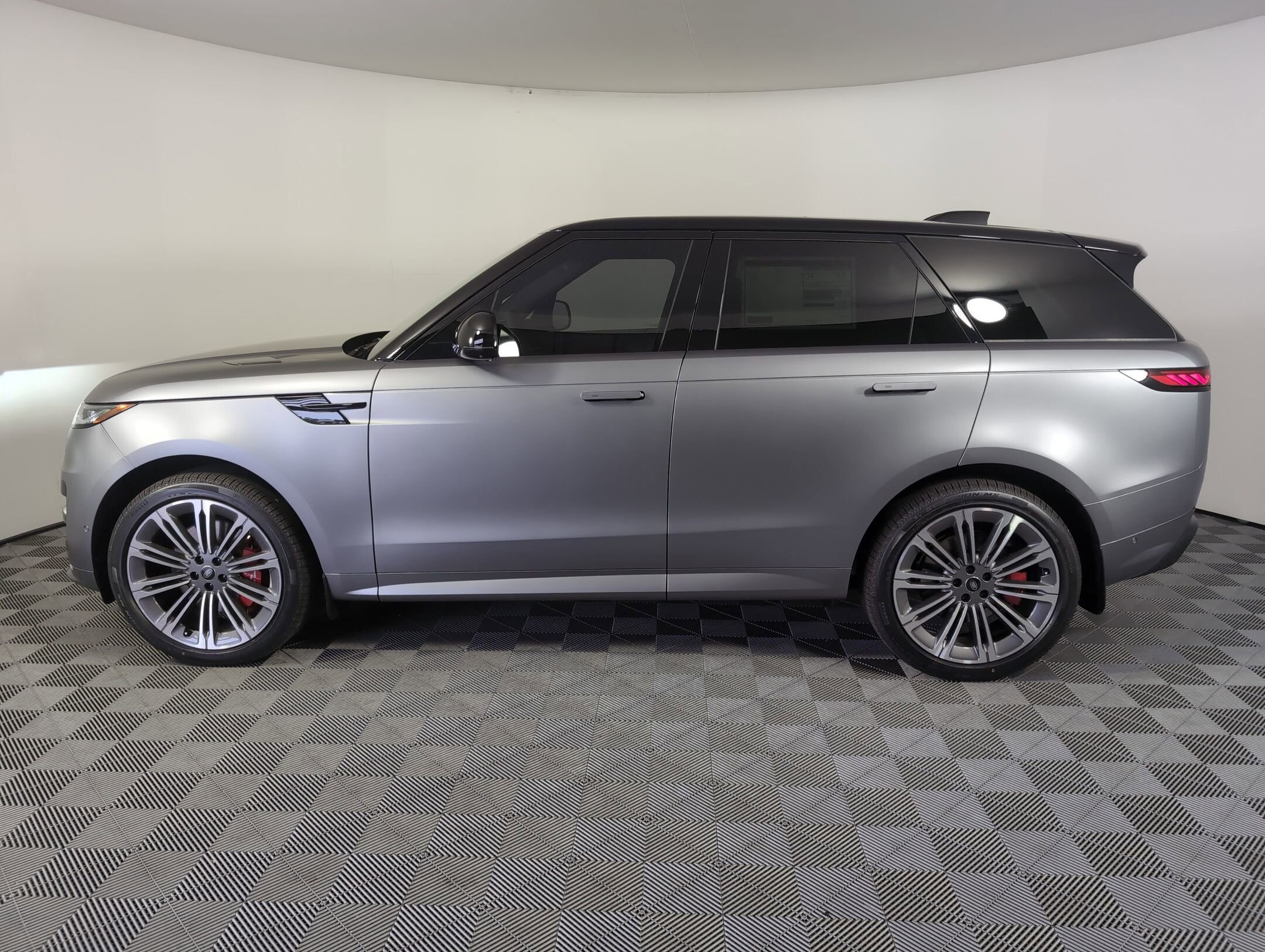 2025 Land Rover Range Rover Sport P530 Dynamic SE photo 2