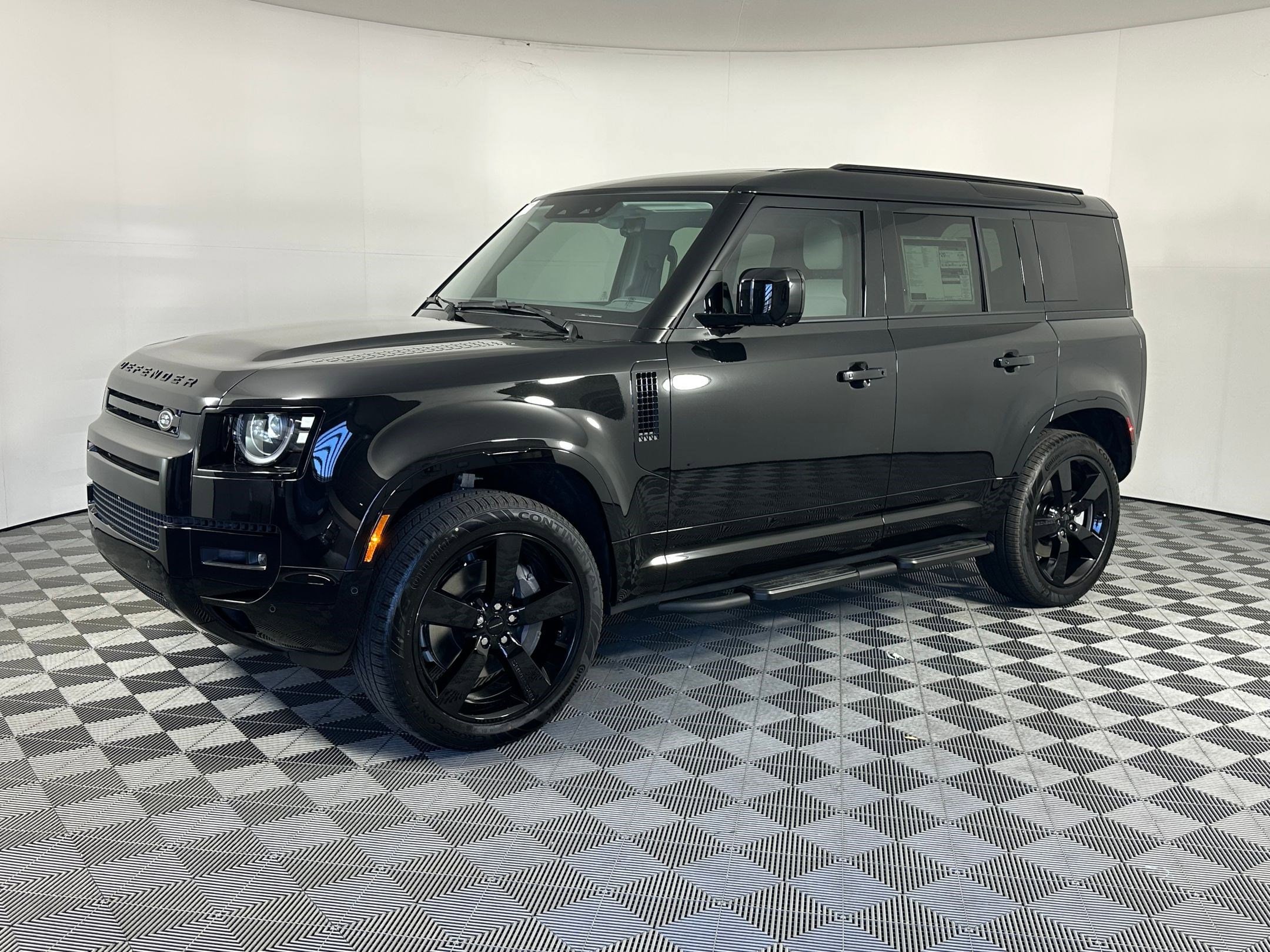 2026 Land Rover Defender X-Dynamic SE's photo