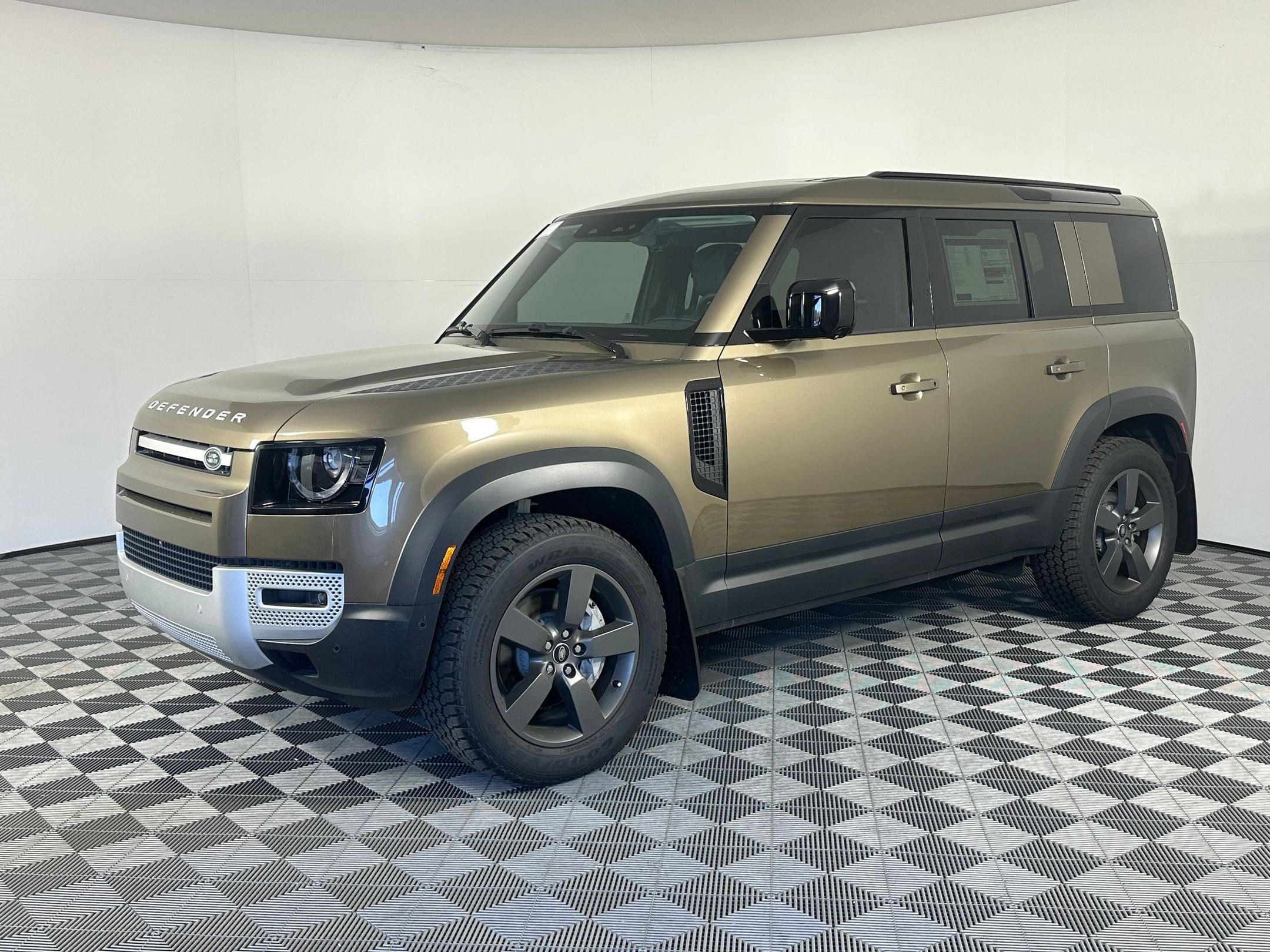 2025 Land Rover Defender S's photo