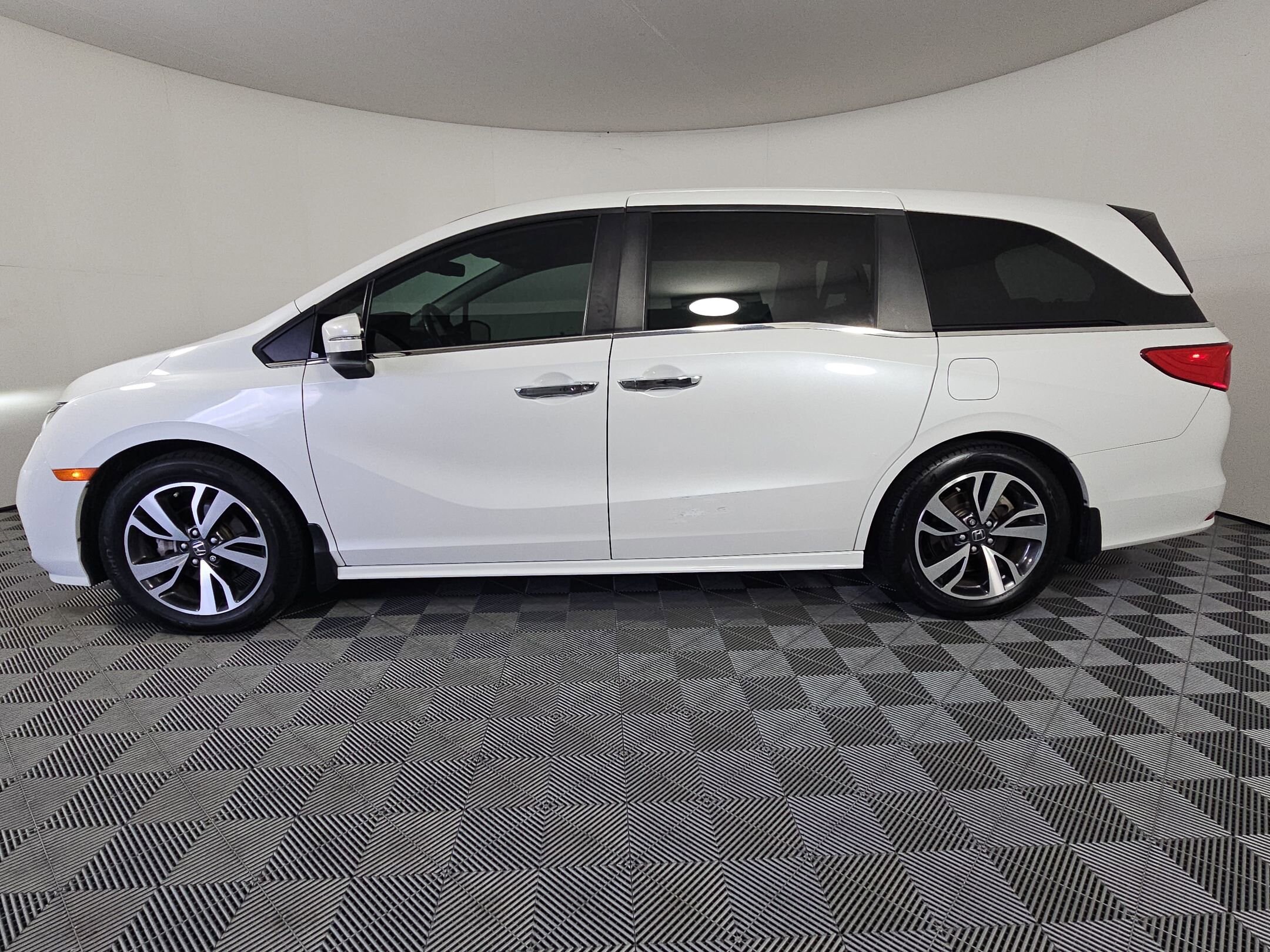 2021 Honda Odyssey Touring photo 2