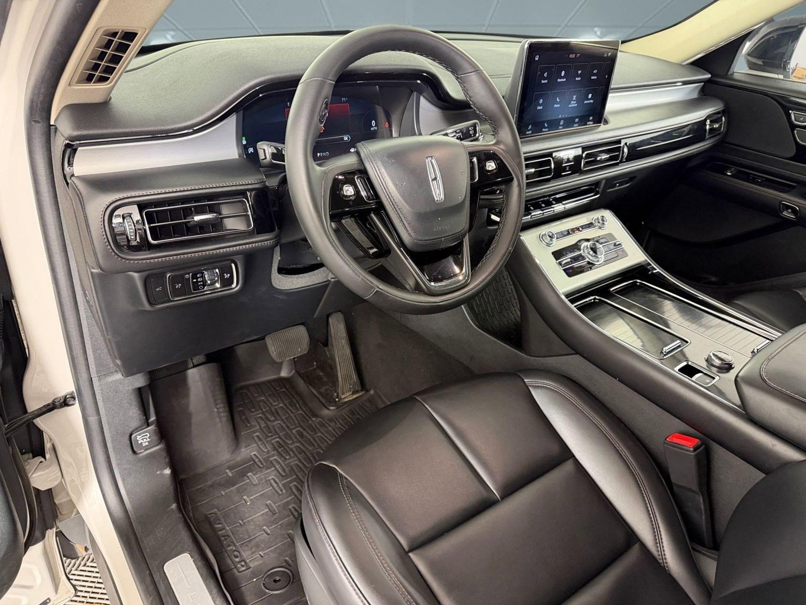 Aviator Standard SUV