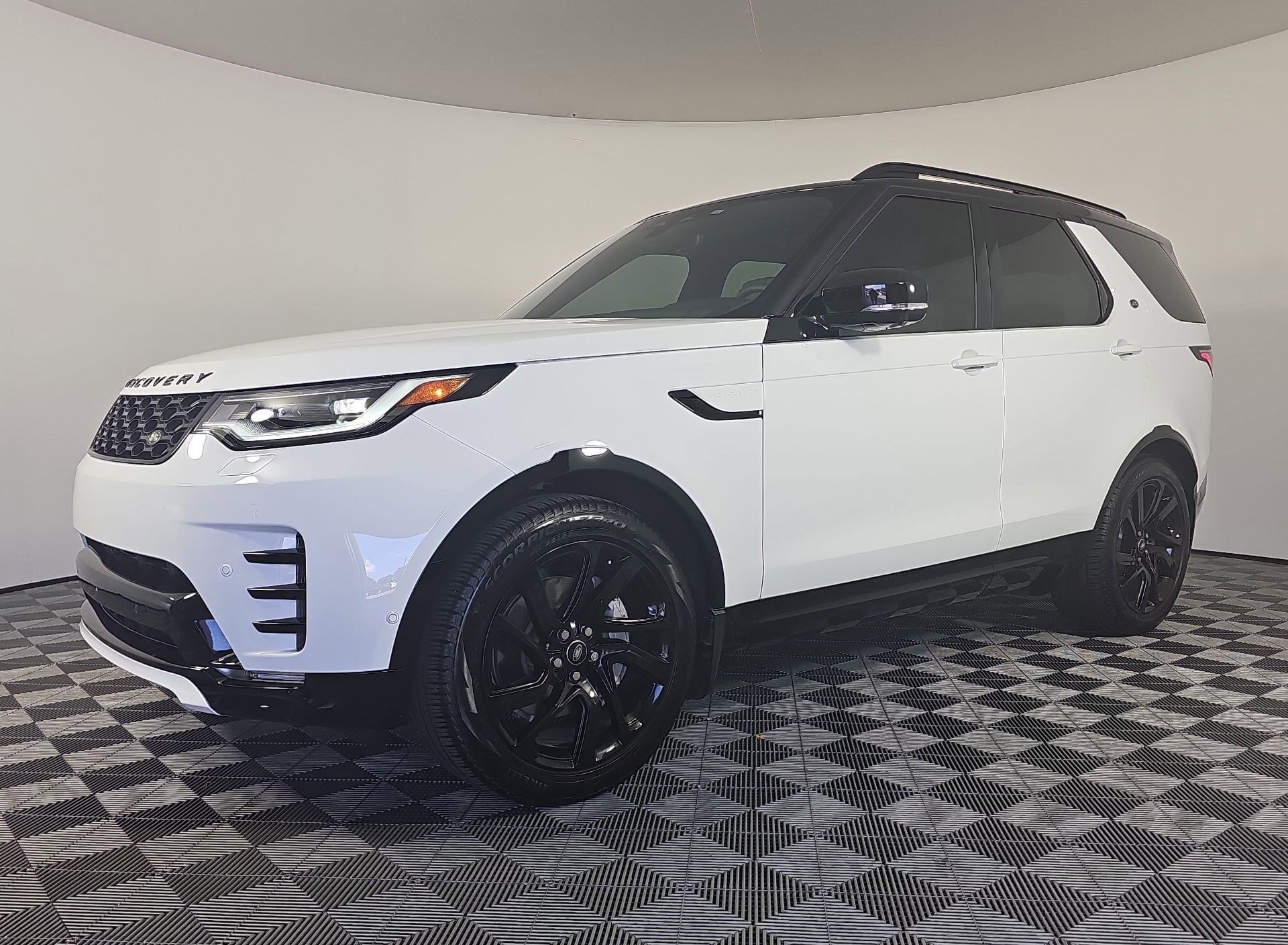 2025 Land Rover Discovery Dynamic SE's photo