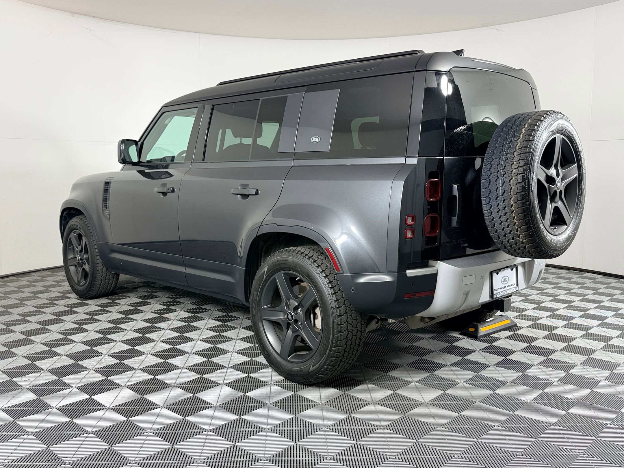 2021 Land Rover Defender 110 SE photo 2