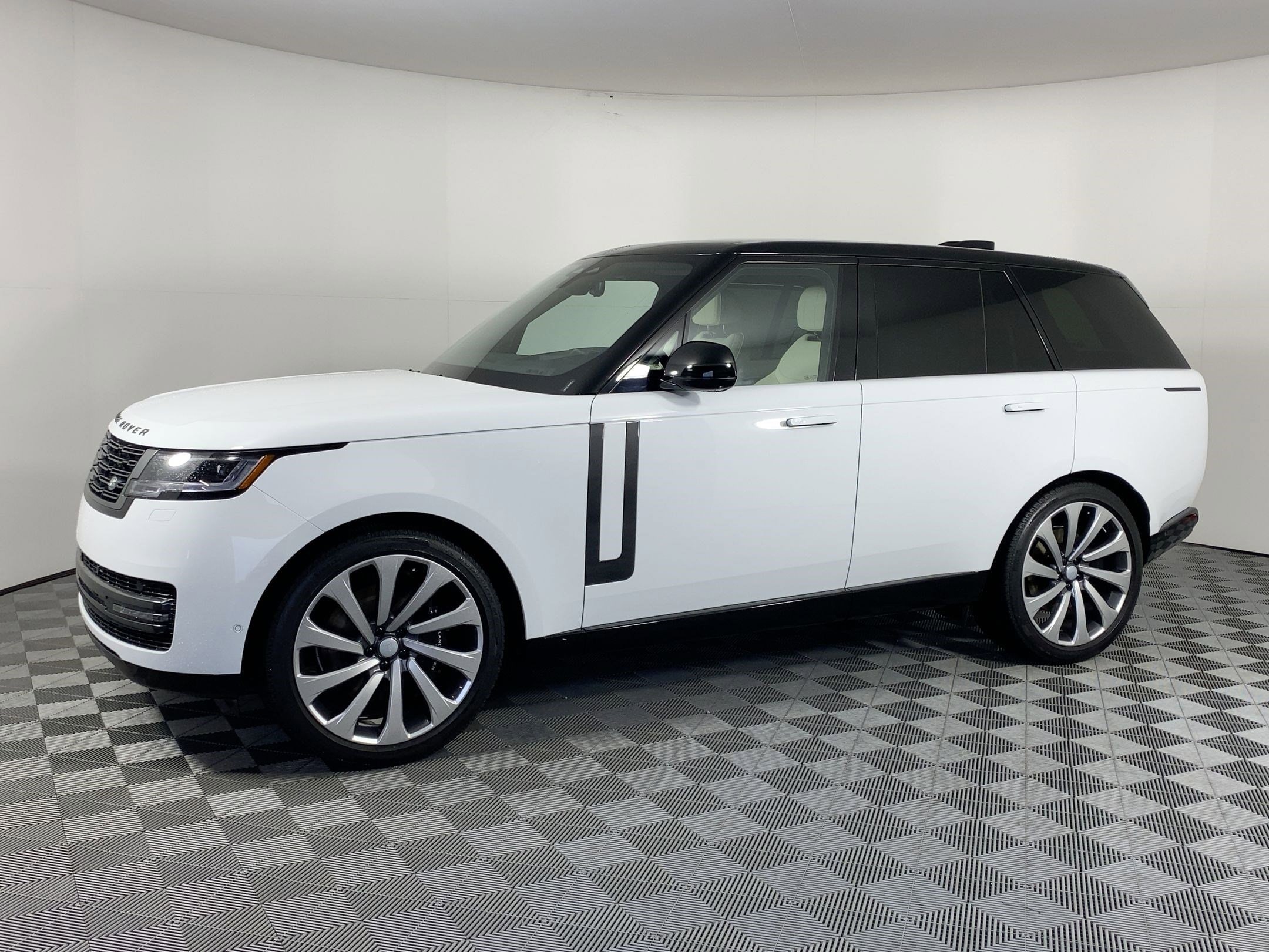 2025 Land Rover Range Rover SE's photo