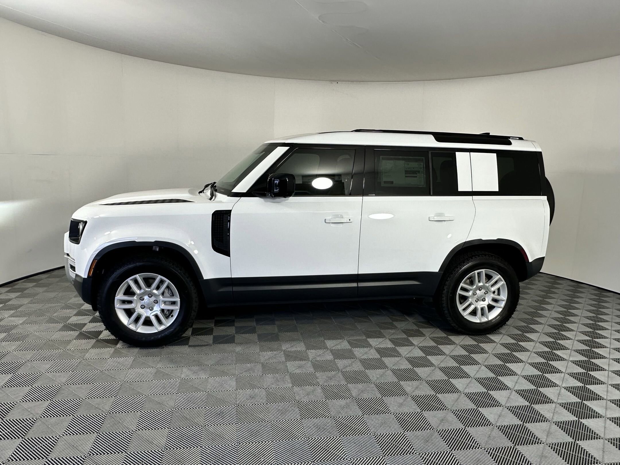 2025 Land Rover Defender 110 S photo 2