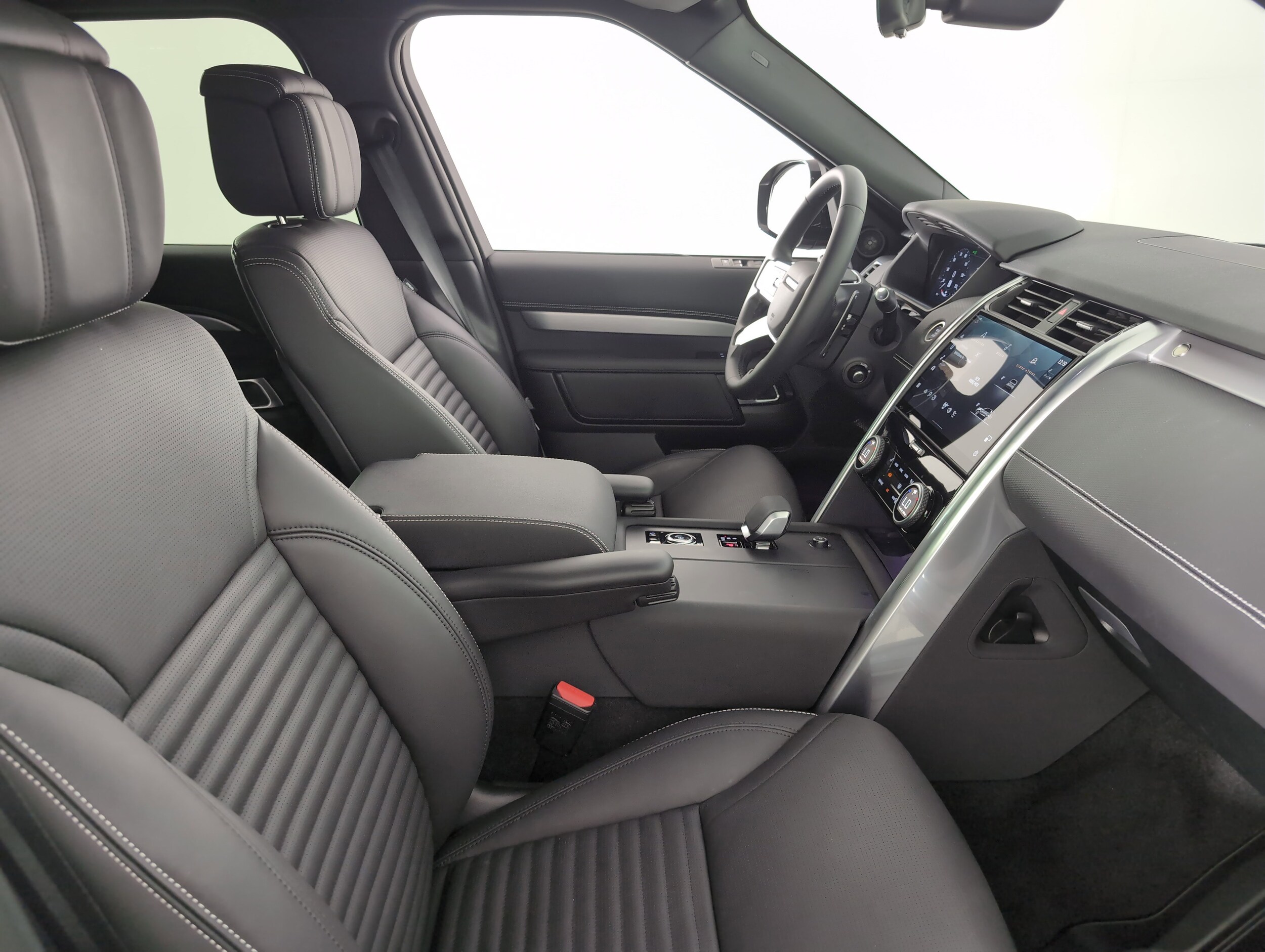 2025 Land Rover Discovery SE photo 3