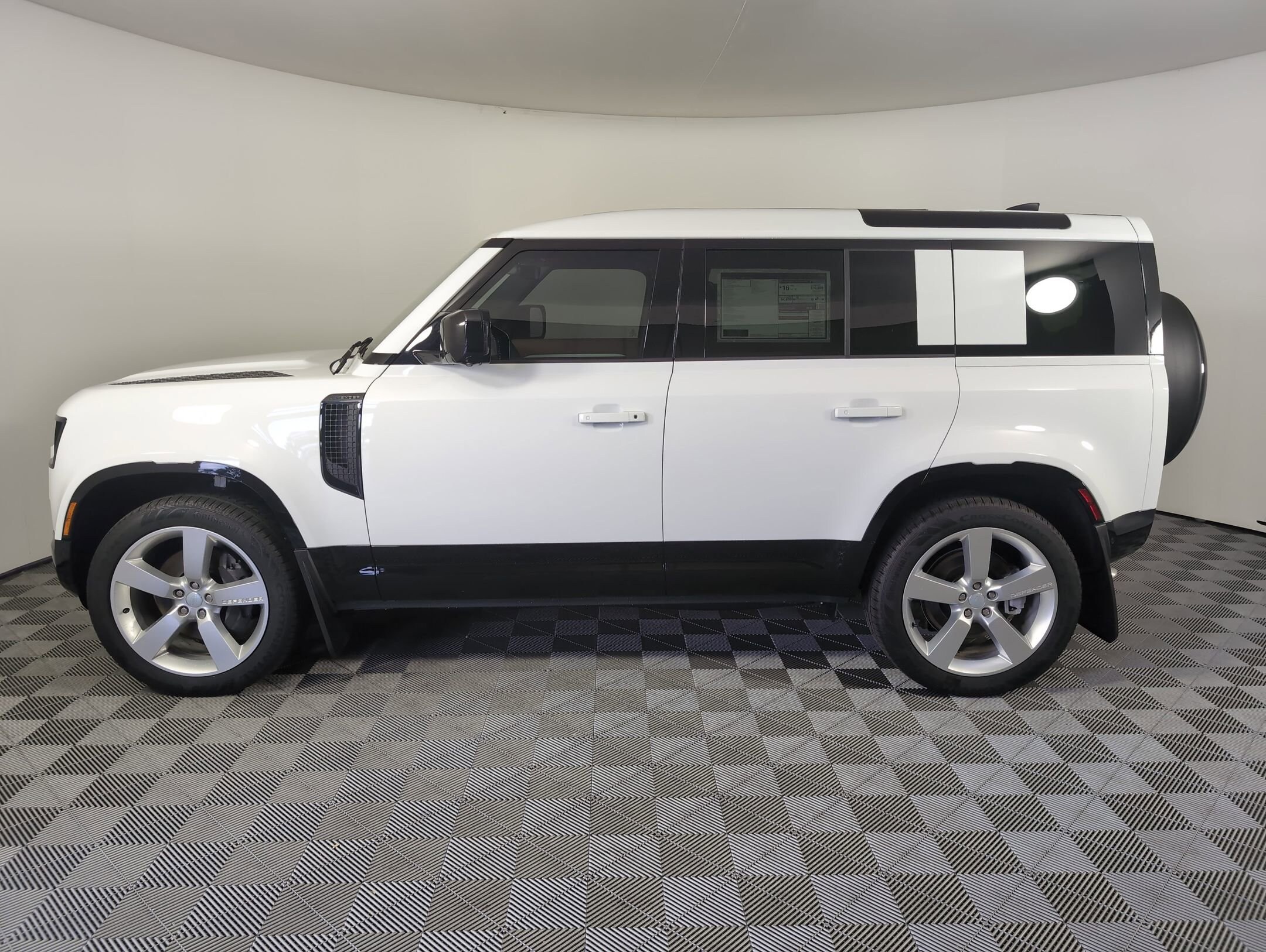 2025 Land Rover Defender 110 X-Dynamic SE photo 2