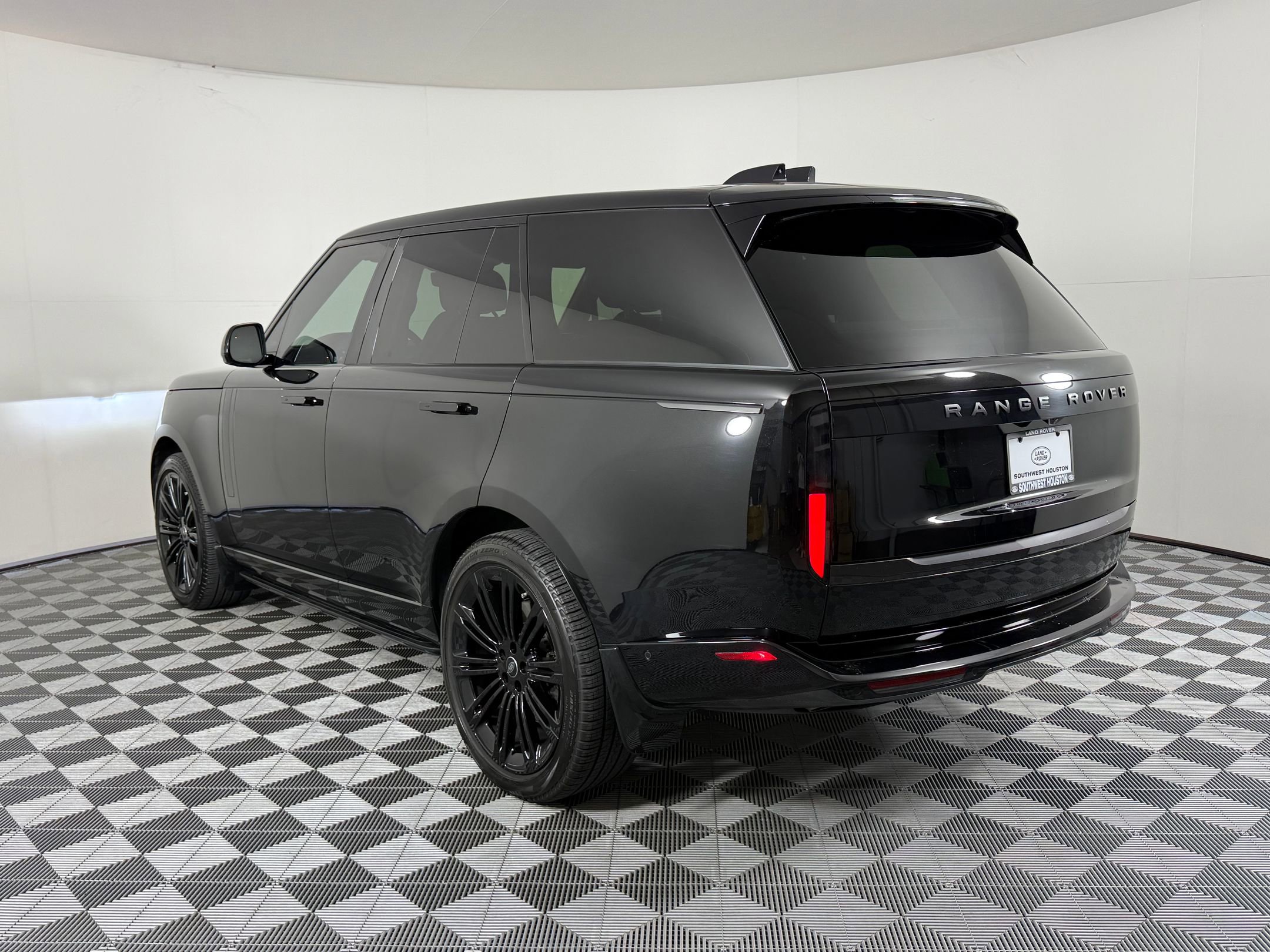 2024 Land Rover Range Rover SE photo 2