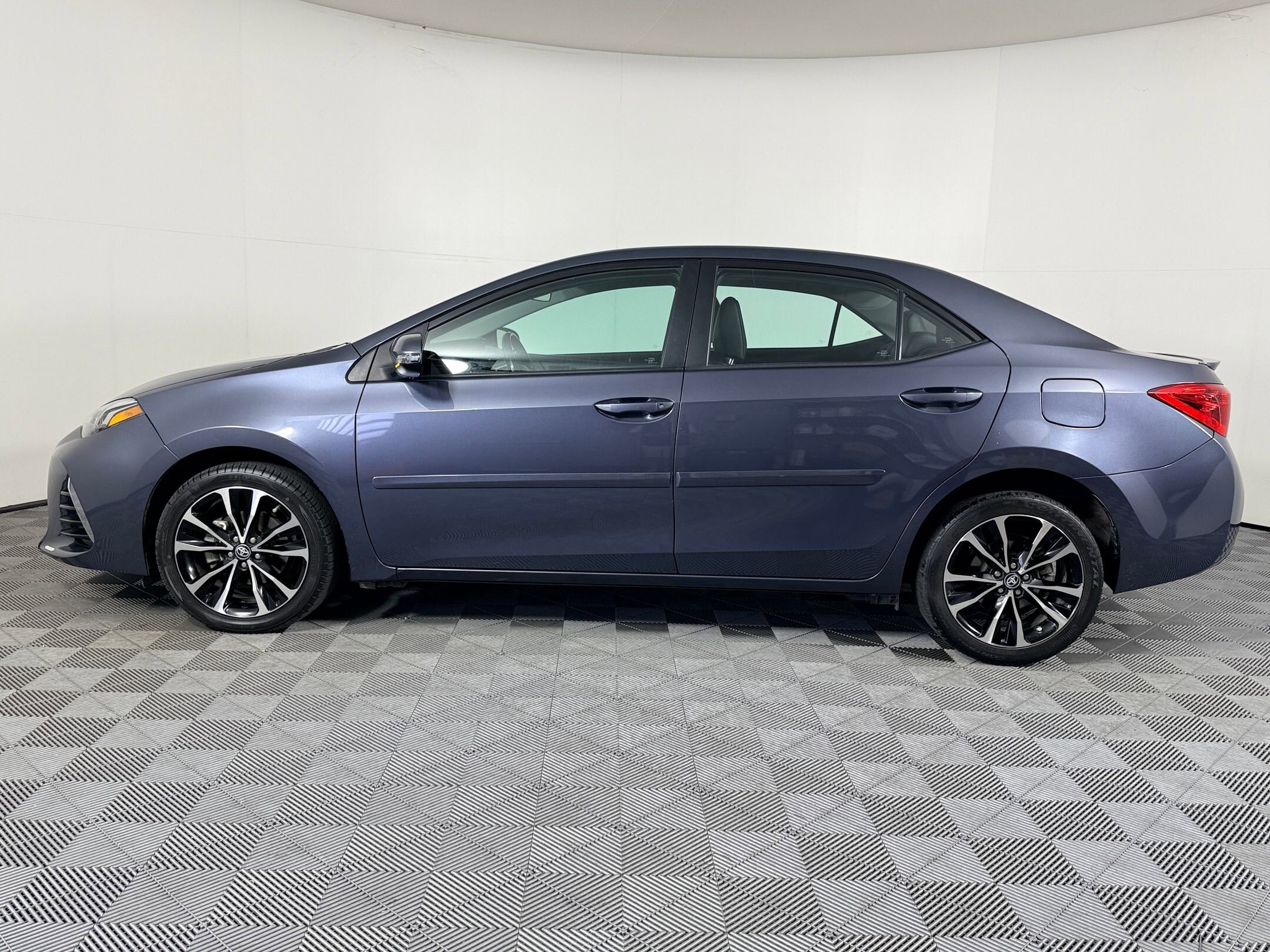 2018 Toyota Corolla SE photo 2