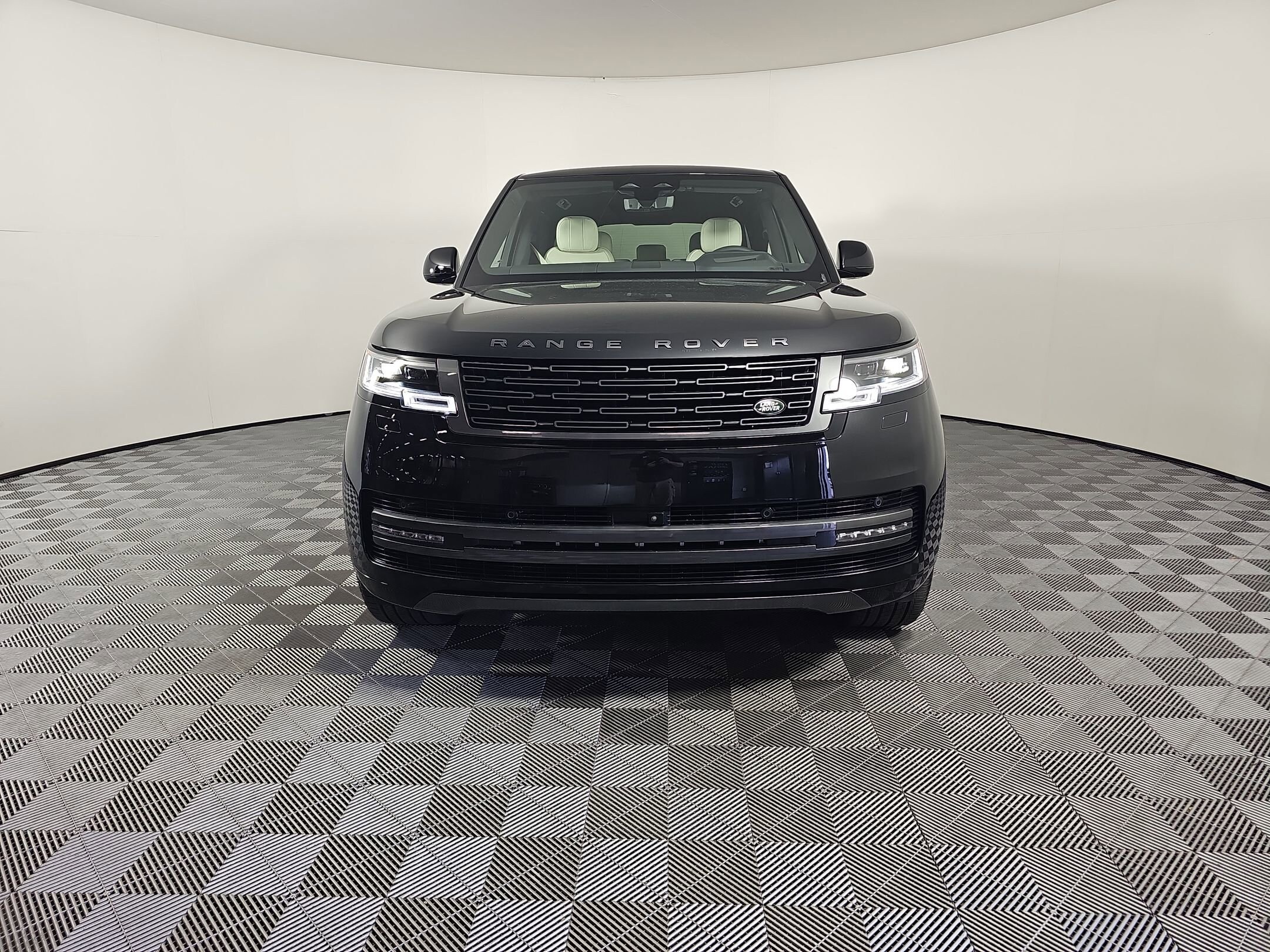 2025 Land Rover Range Rover SE photo 4