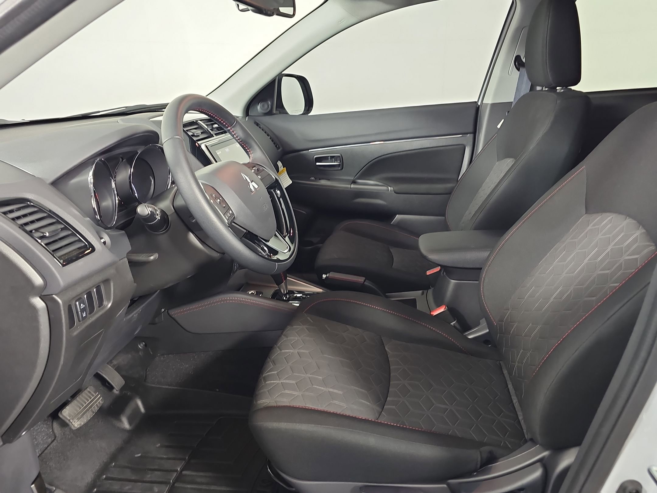 2024 Mitsubishi Outlander Sport photo 3