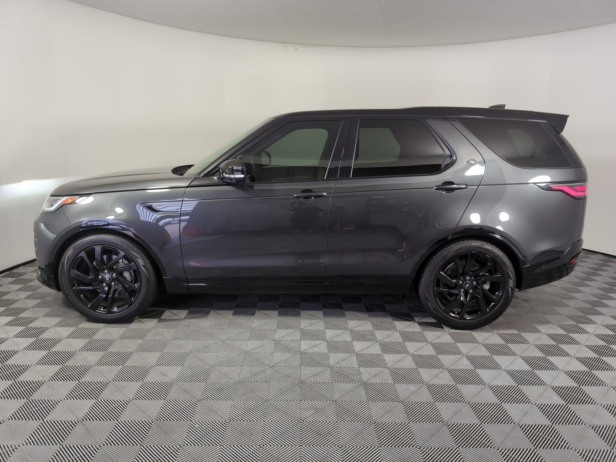 2024 Land Rover Discovery Dynamic SE's photo