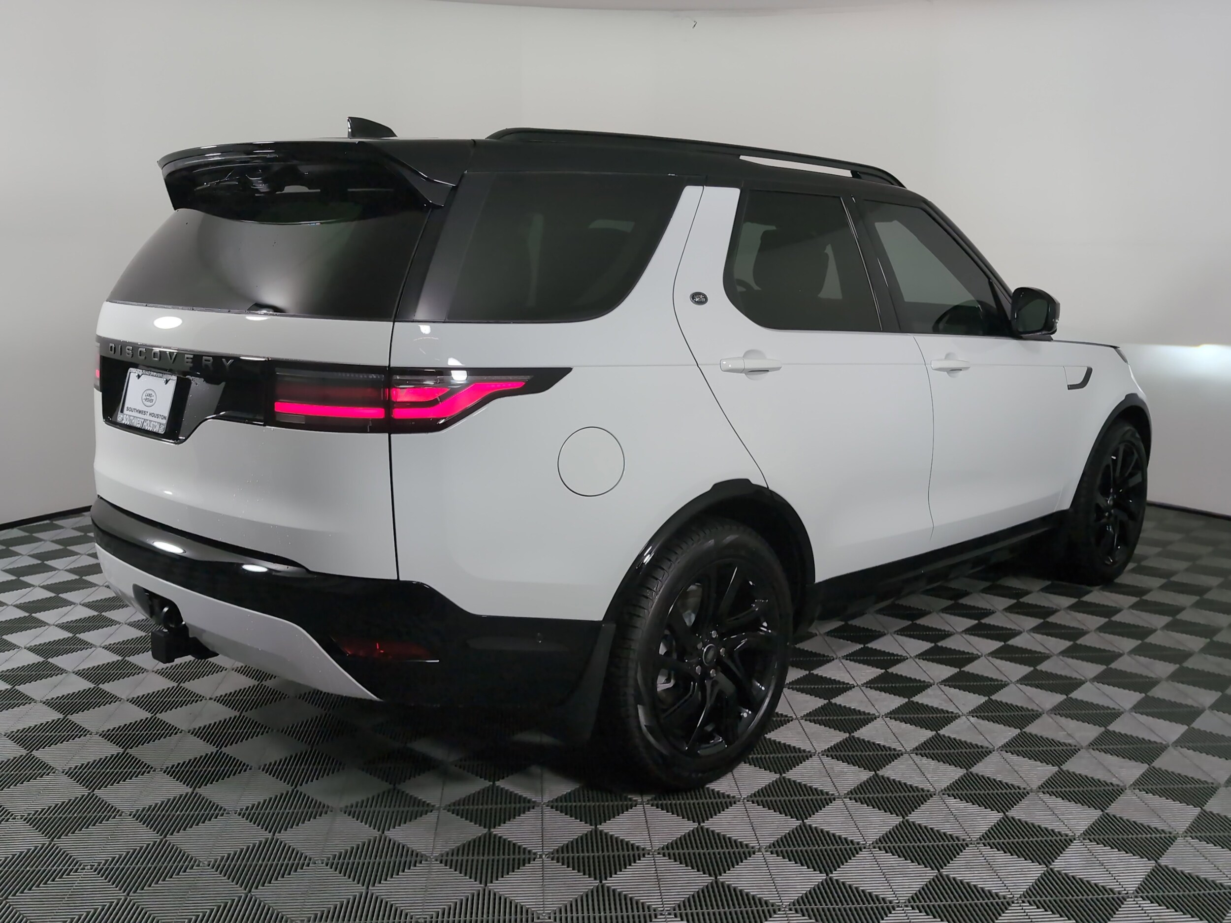 2025 Land Rover Discovery SE photo 2