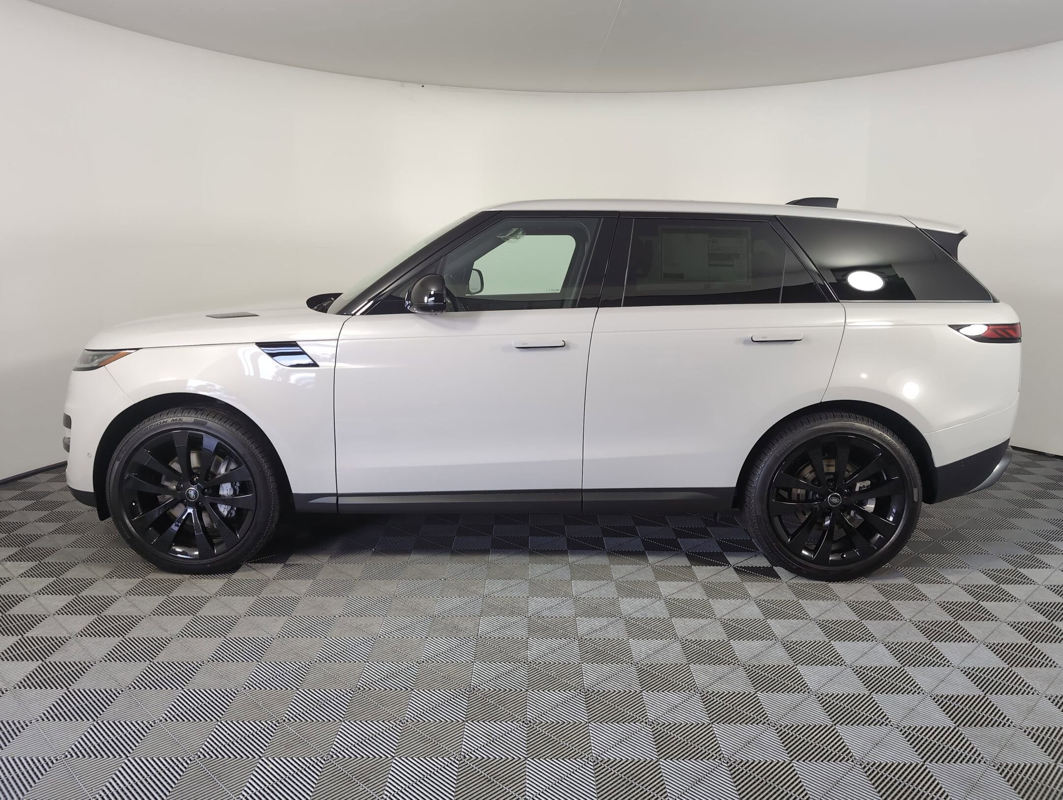 2025 Land Rover Range Rover Sport P360 SE photo 2