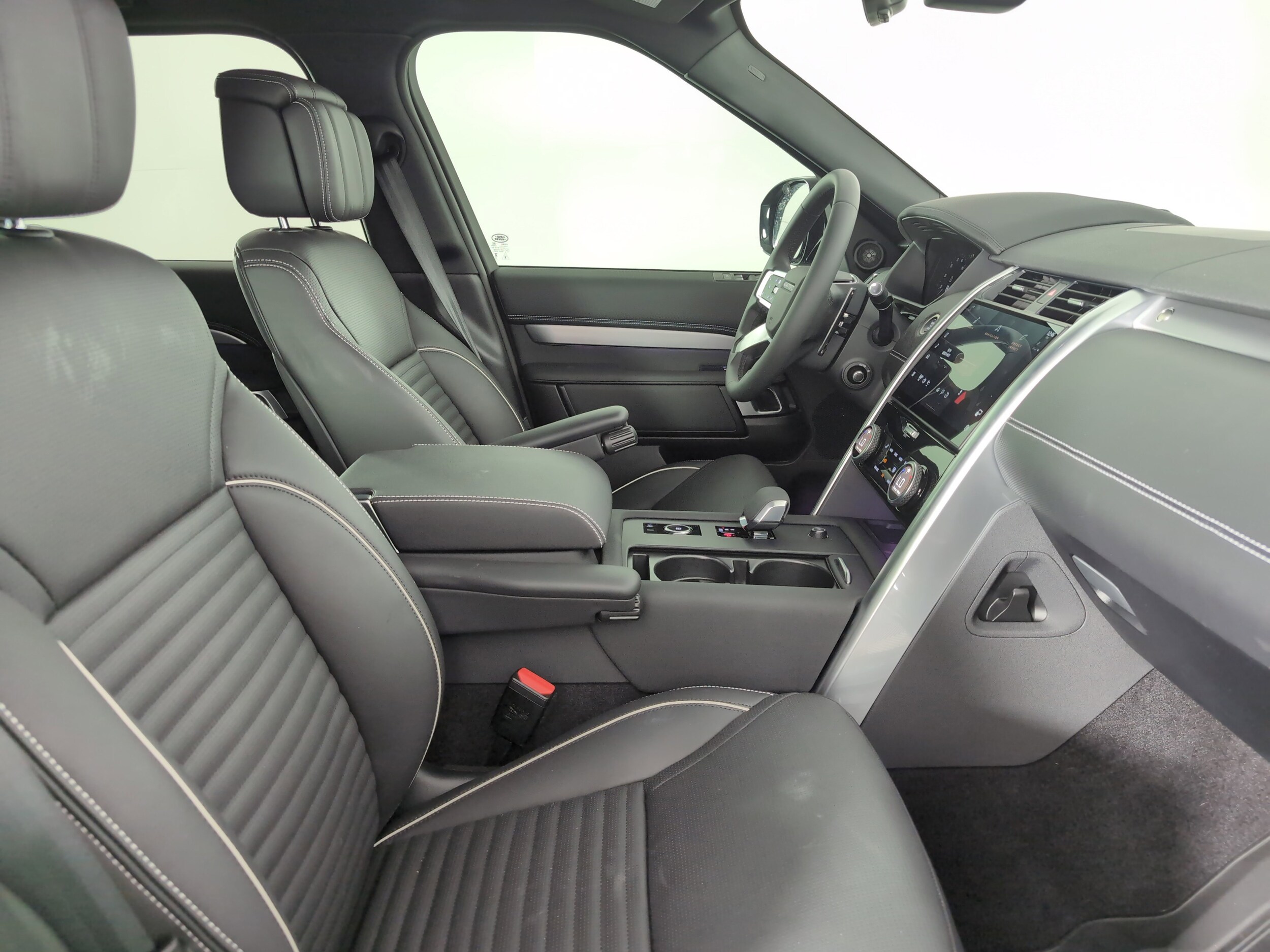 2024 Land Rover Discovery SE photo 3