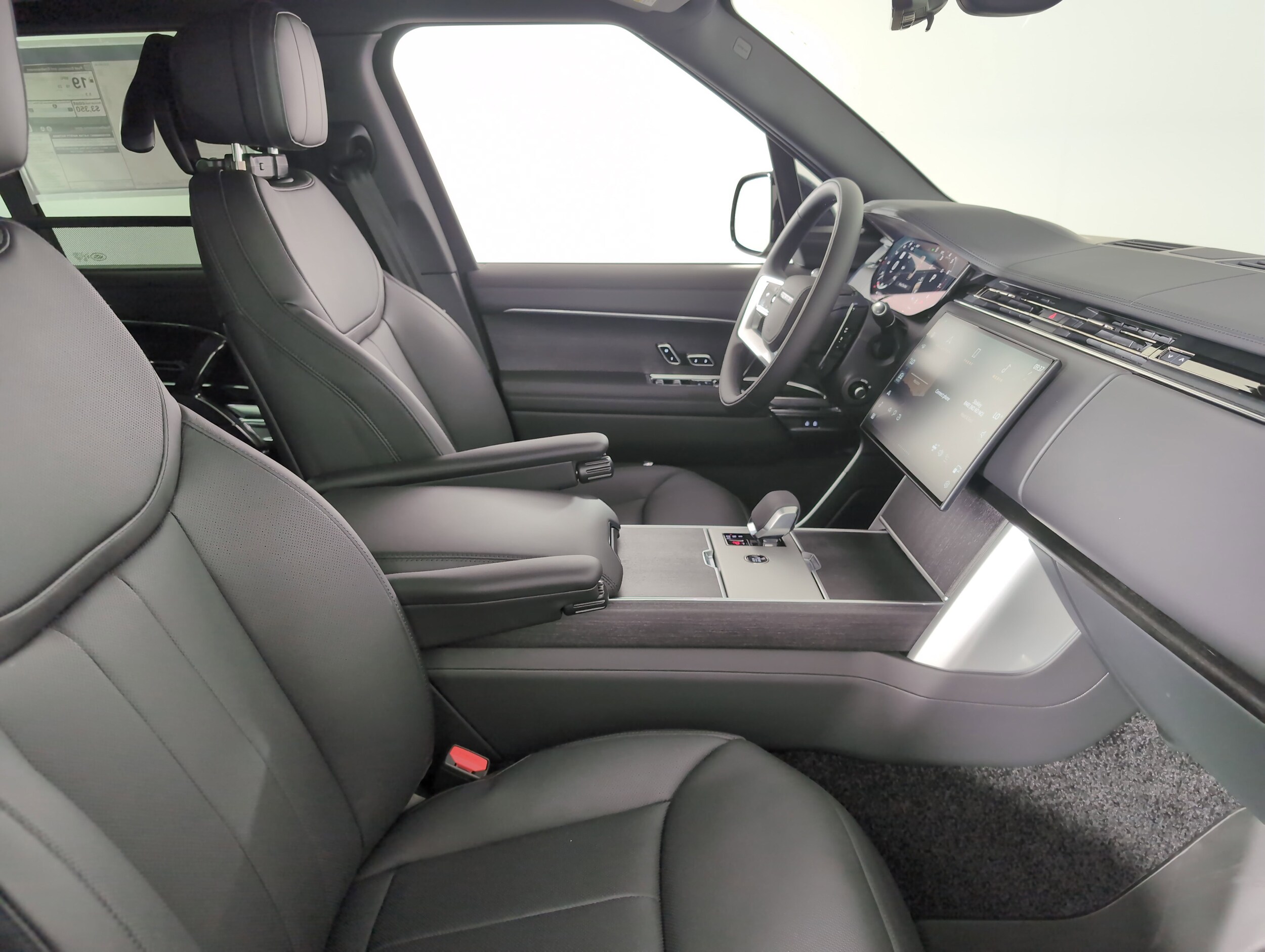 2025 Land Rover Range Rover SE photo 3