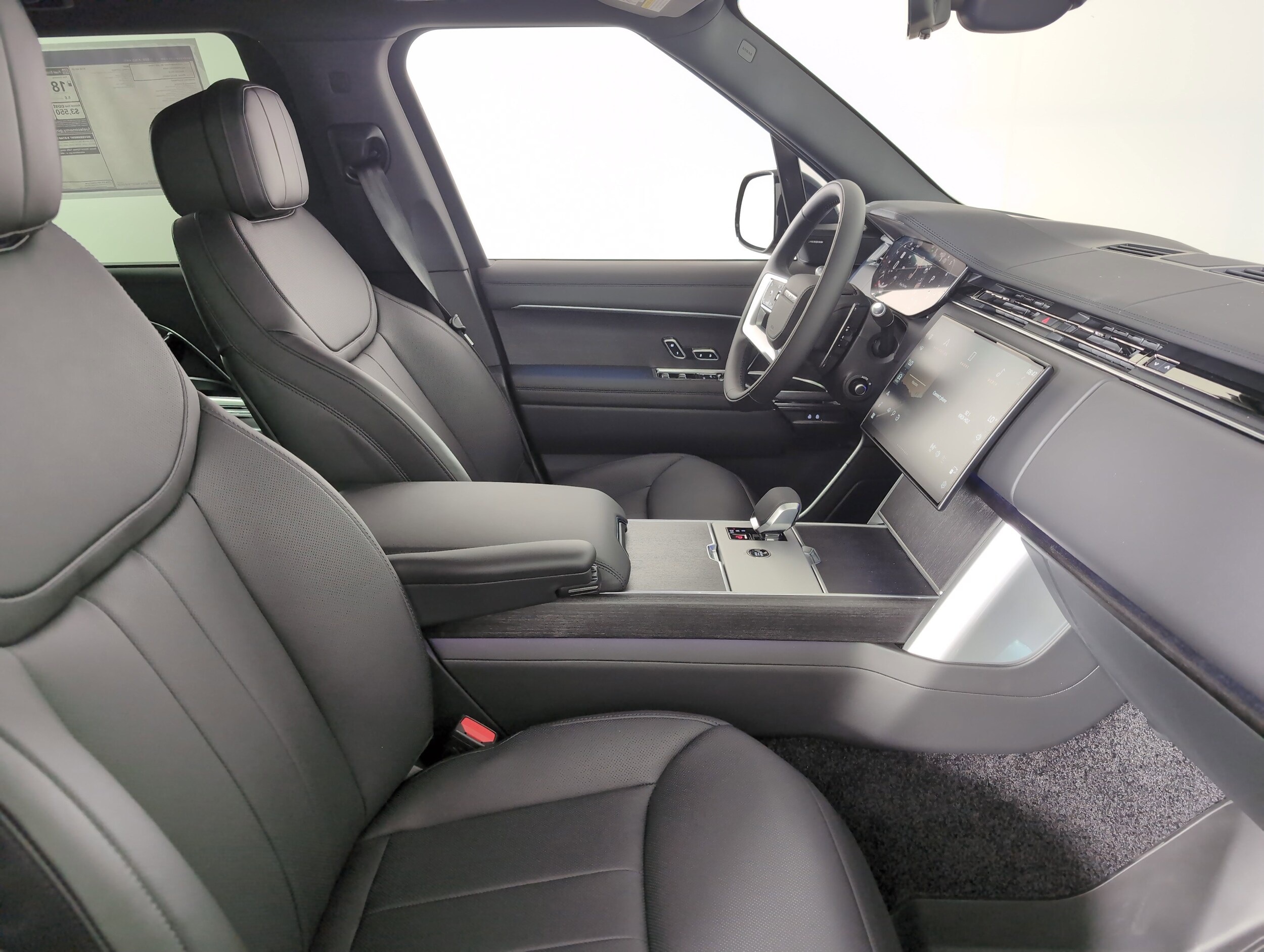 2025 Land Rover Range Rover SE photo 3