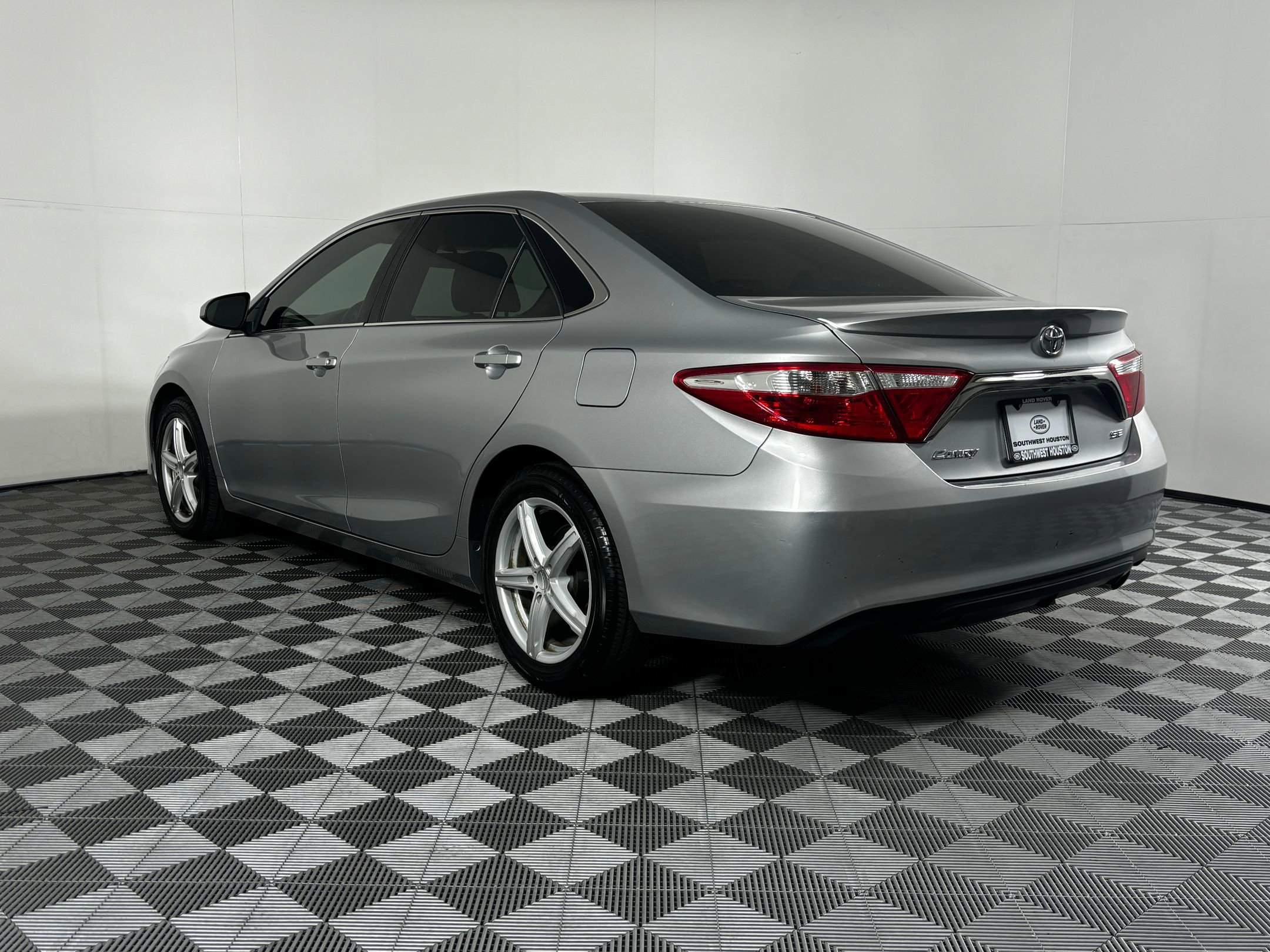 2015 Toyota Camry SE photo 3
