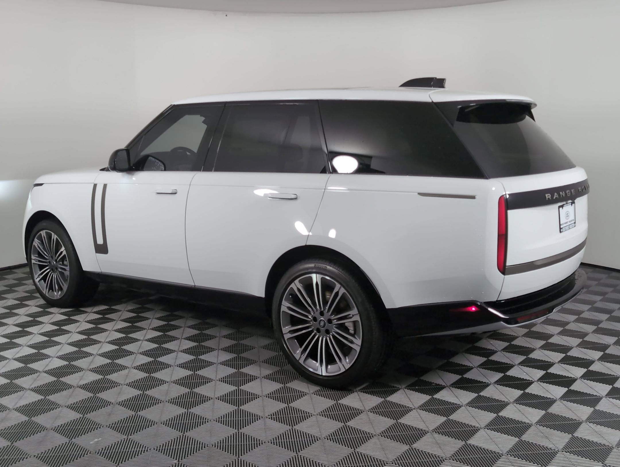 2025 Land Rover Range Rover SE photo 3