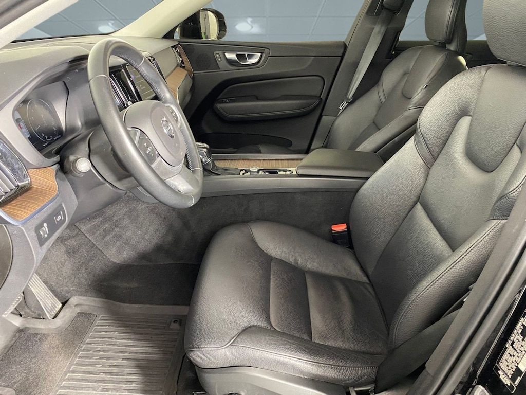 Used 2021 Volvo XC60 Momentum SUV
