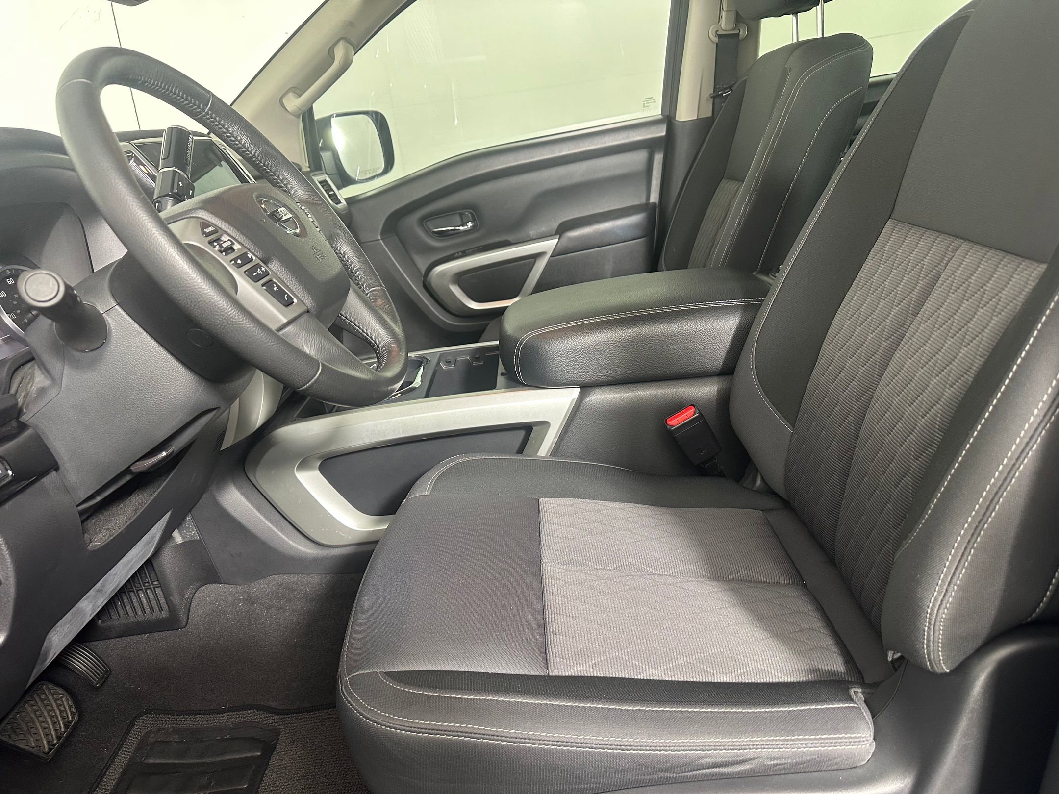 2021 Nissan Titan SV photo 3