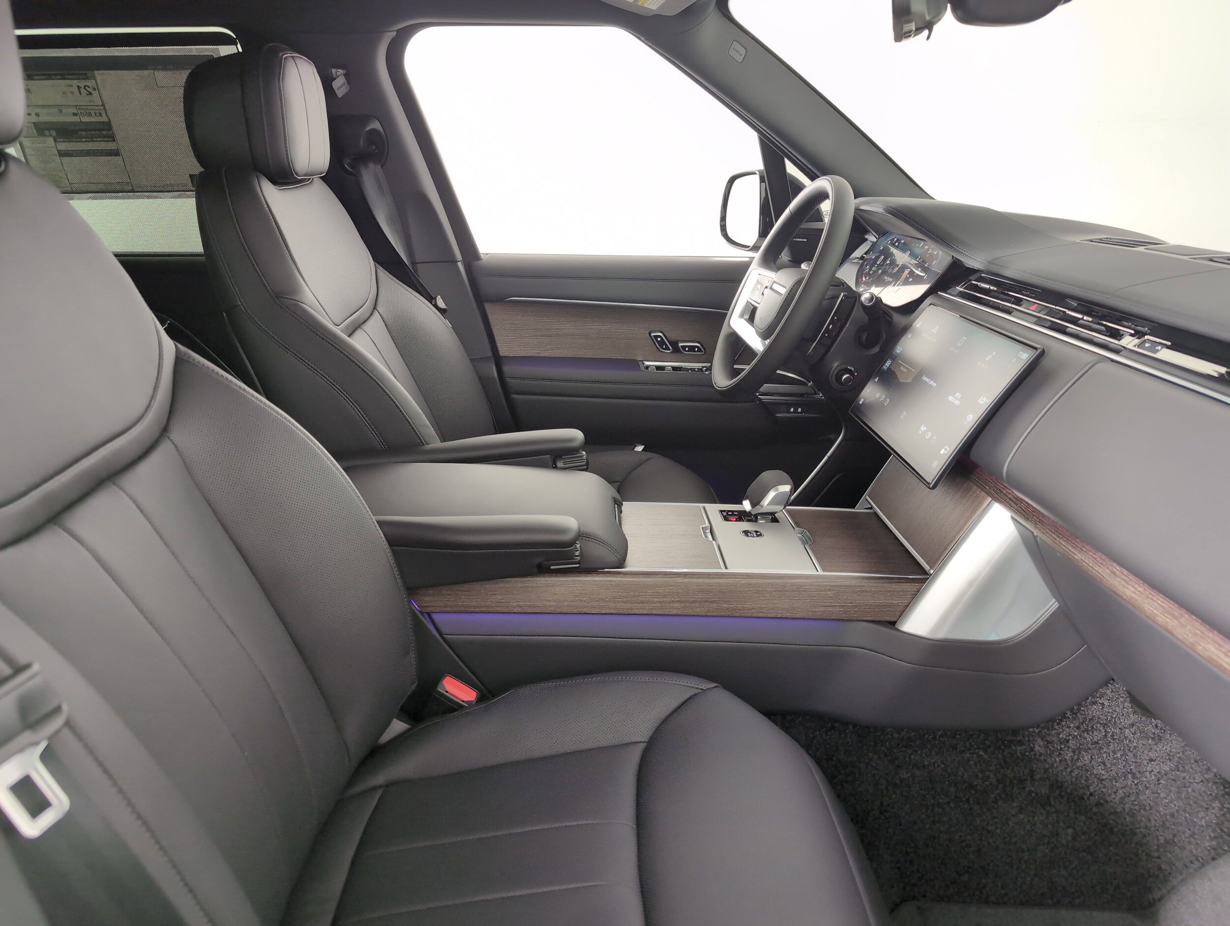 2025 Land Rover Range Rover SE photo 3