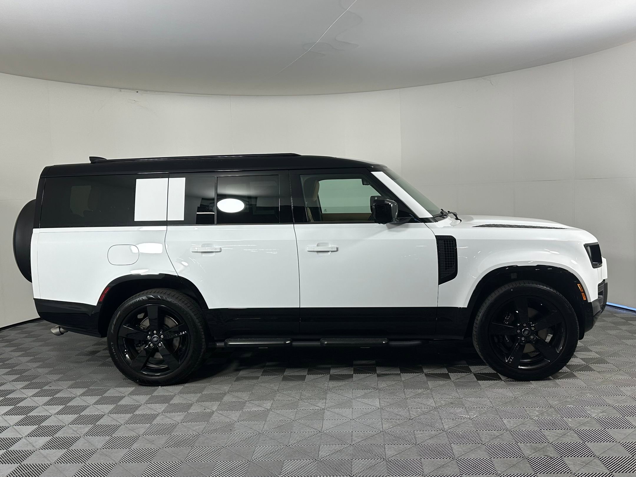 2025 Land Rover Defender 130 V8 photo 4