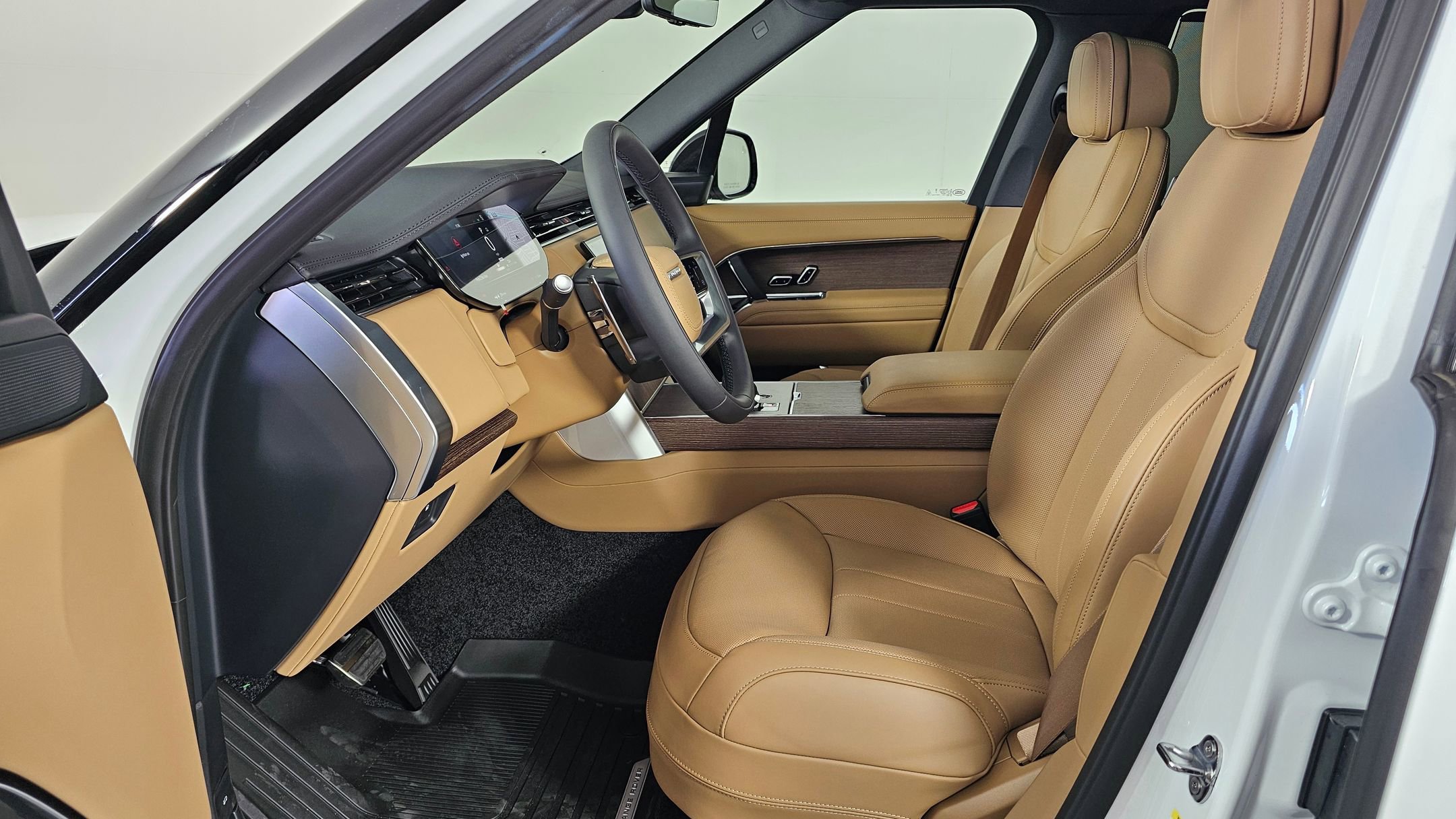 2025 Land Rover Range Rover SE photo 3