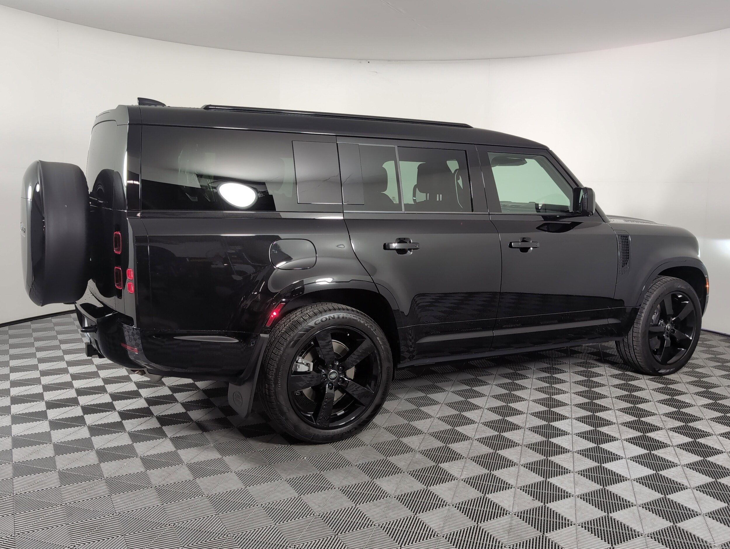 2025 Land Rover Defender 130 X-Dynamic SE photo 2