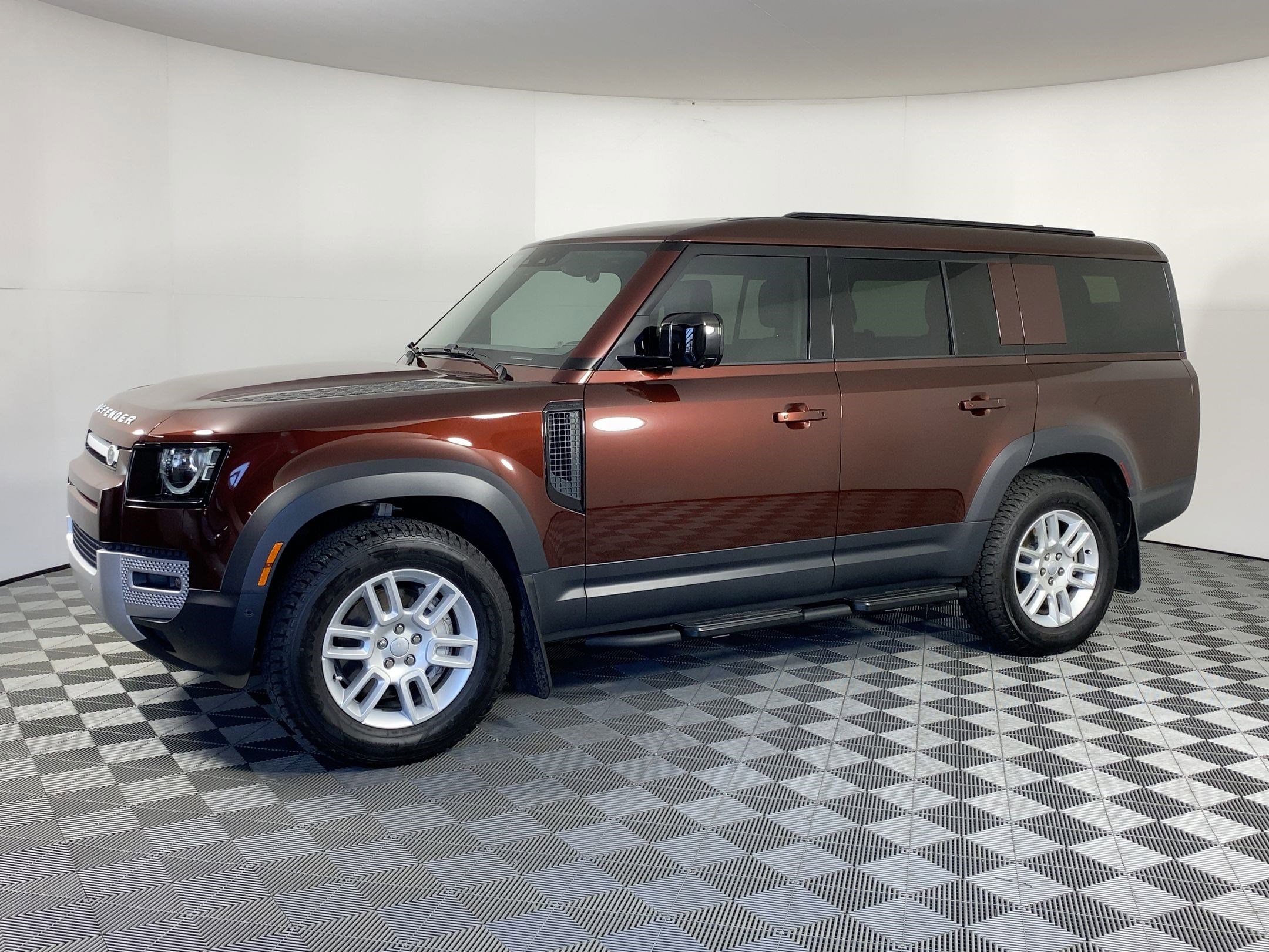 2025 Land Rover Defender S's photo