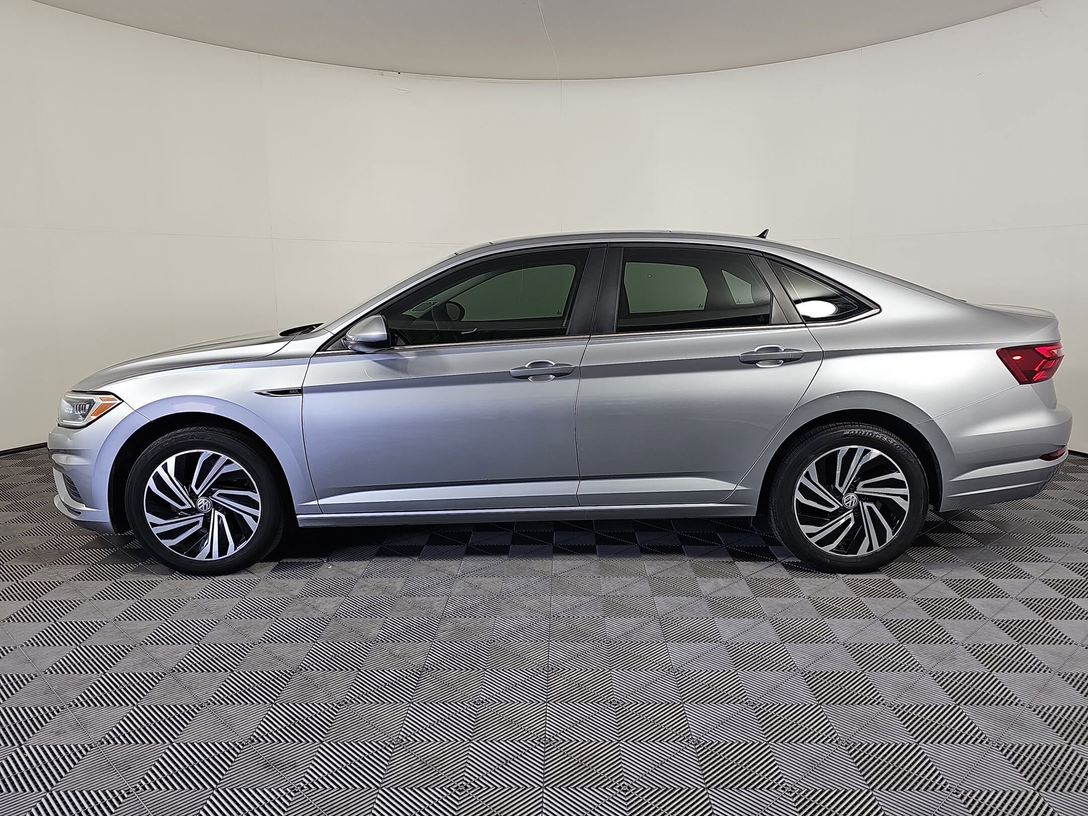 2020 Volkswagen Jetta SEL photo 2