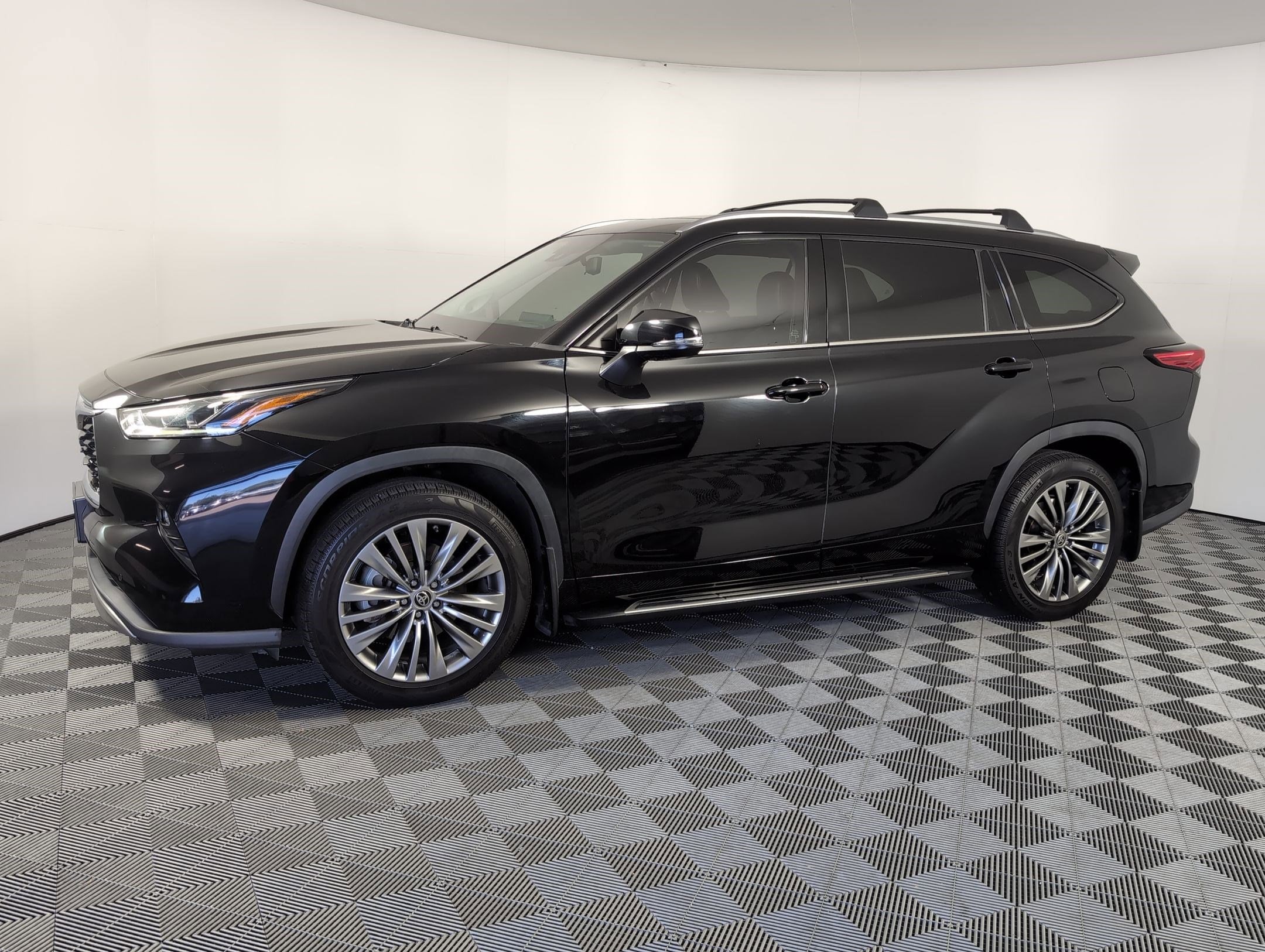 2021 Toyota Highlander Platinum's photo