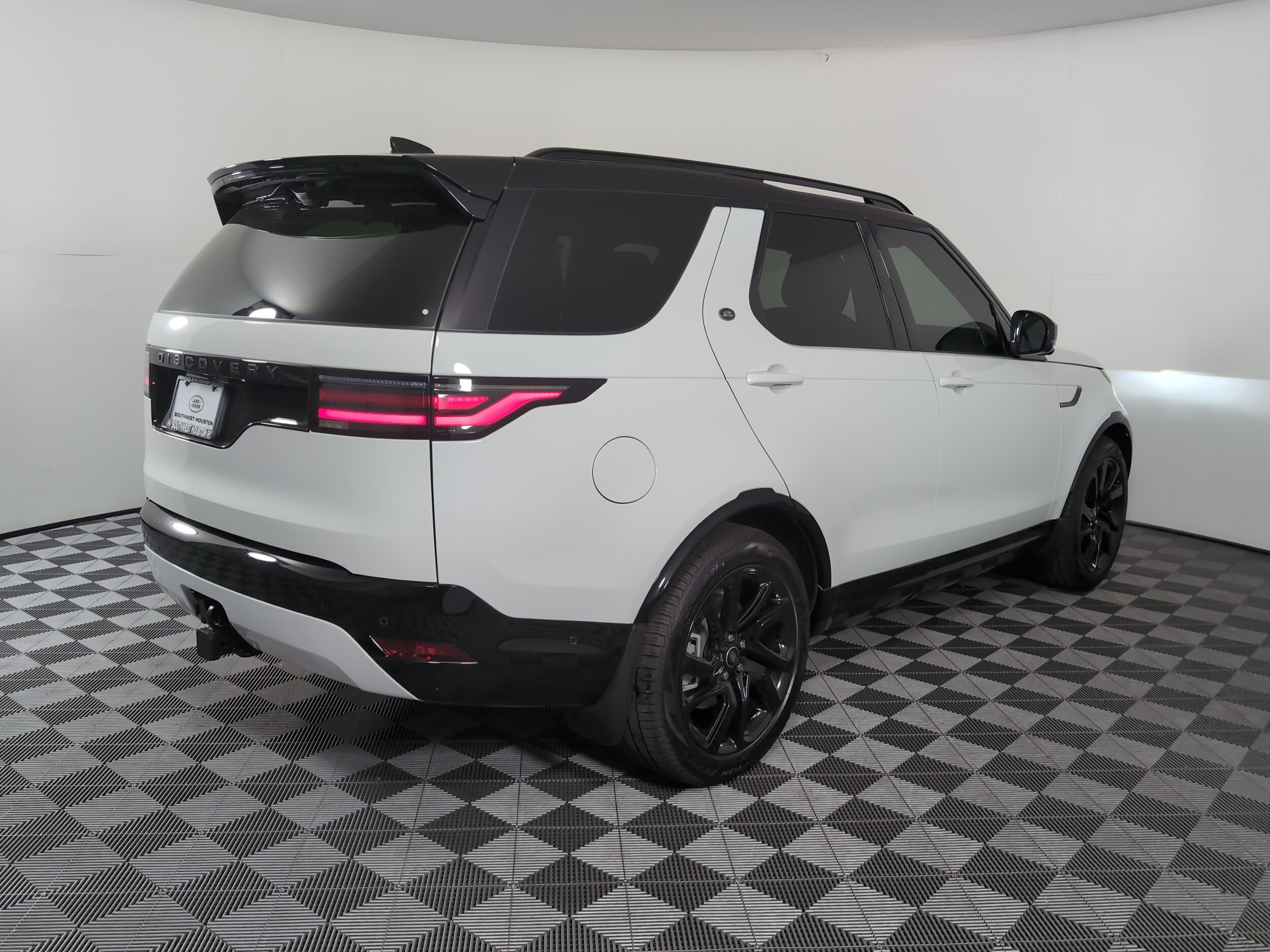 2025 Land Rover Discovery SE photo 2