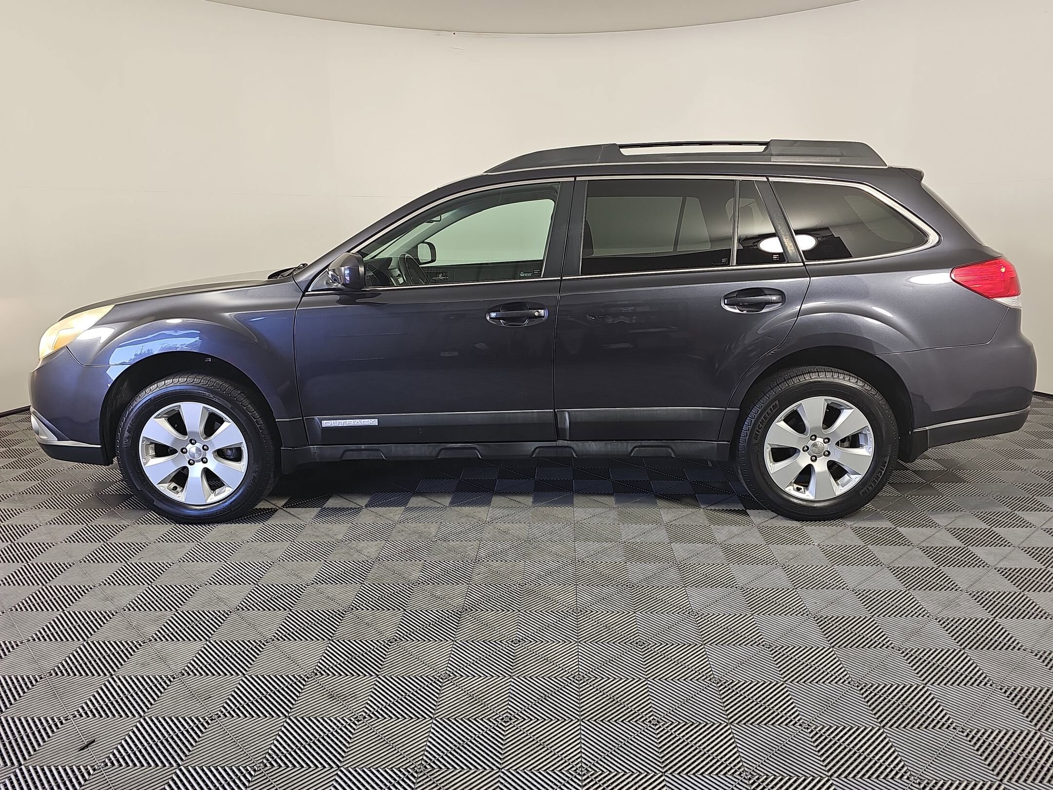 2011 Subaru Outback 2.5i photo 2