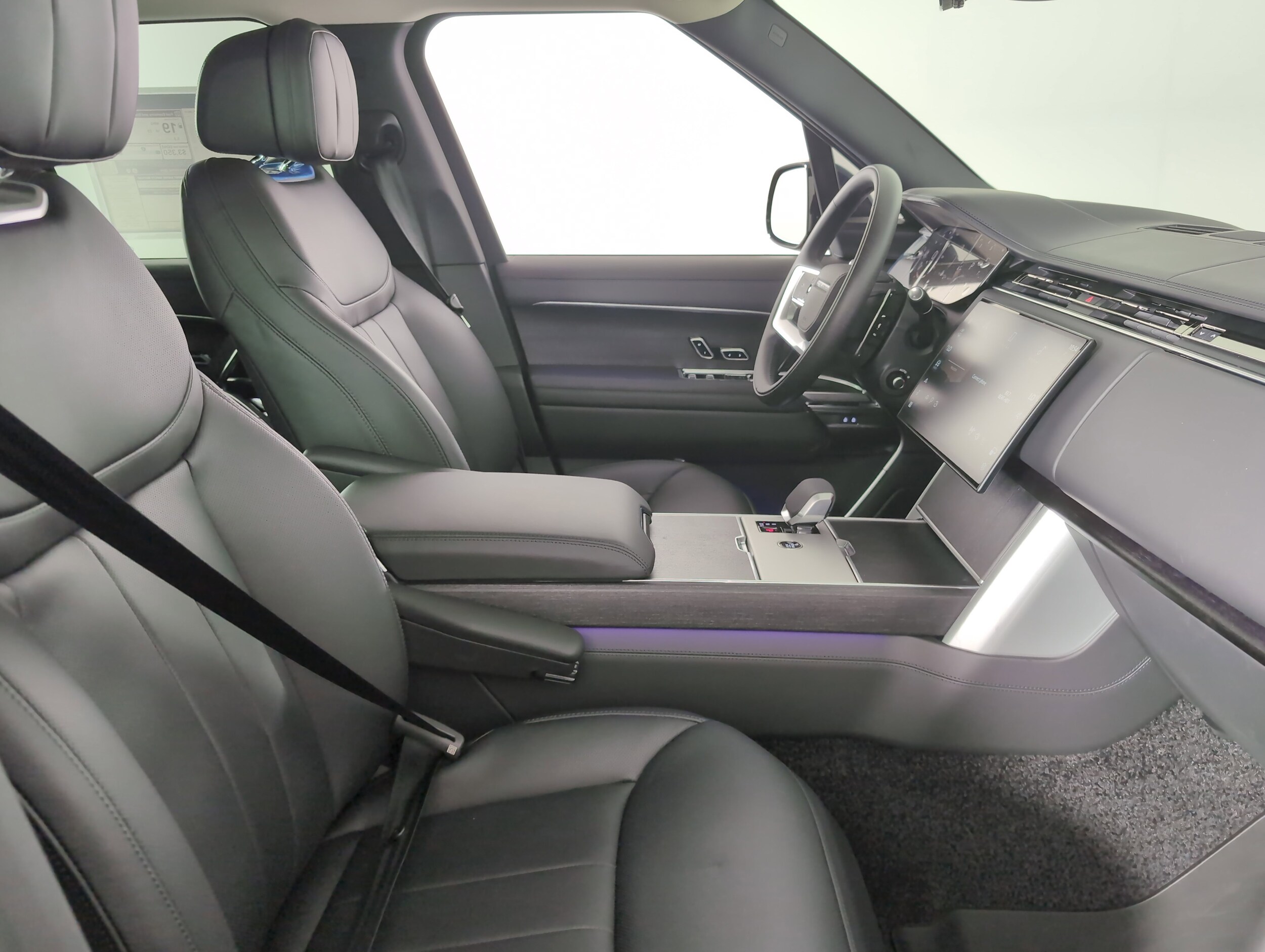2025 Land Rover Range Rover SE photo 3