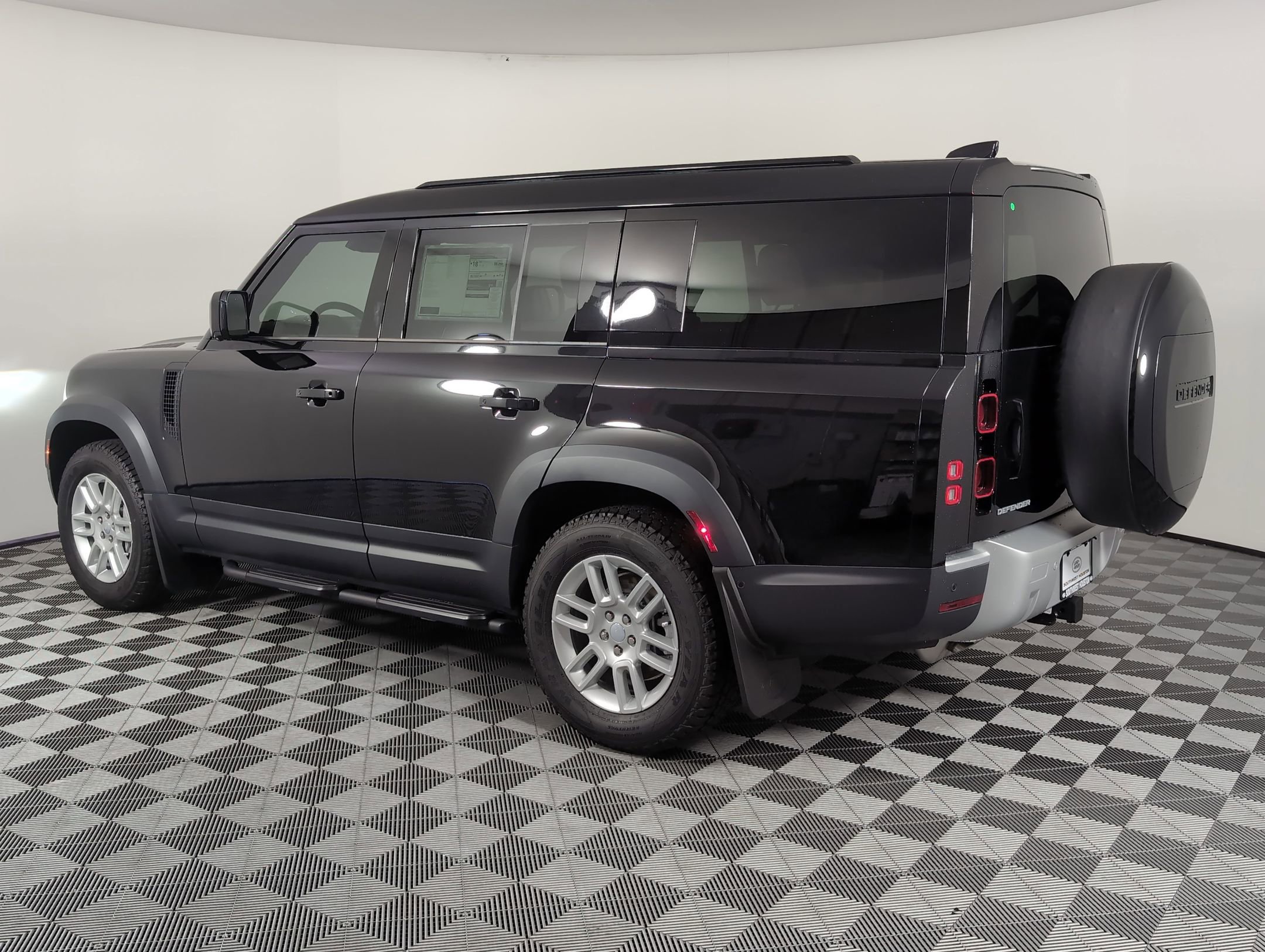 2025 Land Rover Defender 130 S photo 2