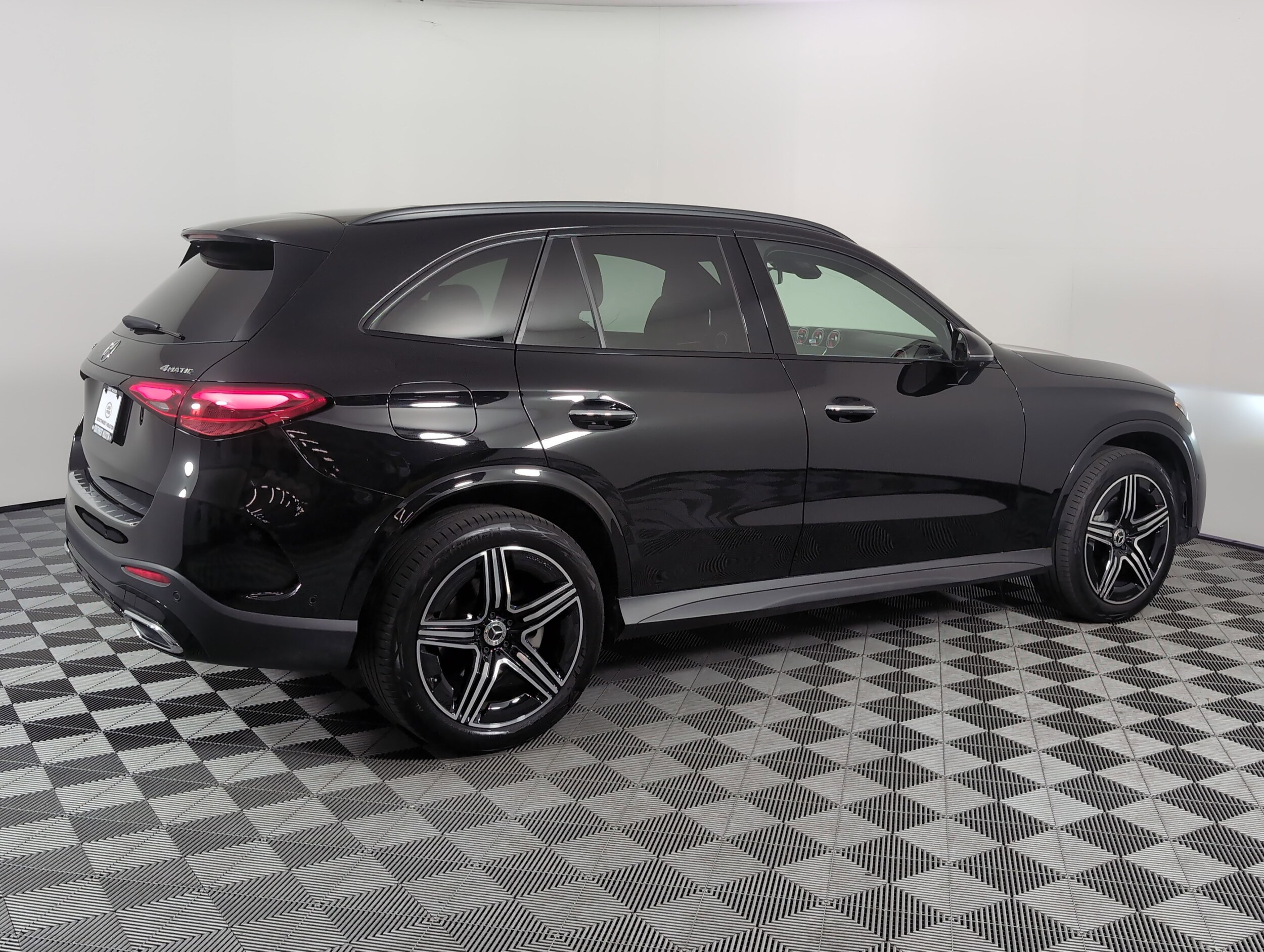 2025 Mercedes Benz GLC 300 4MATIC photo 2