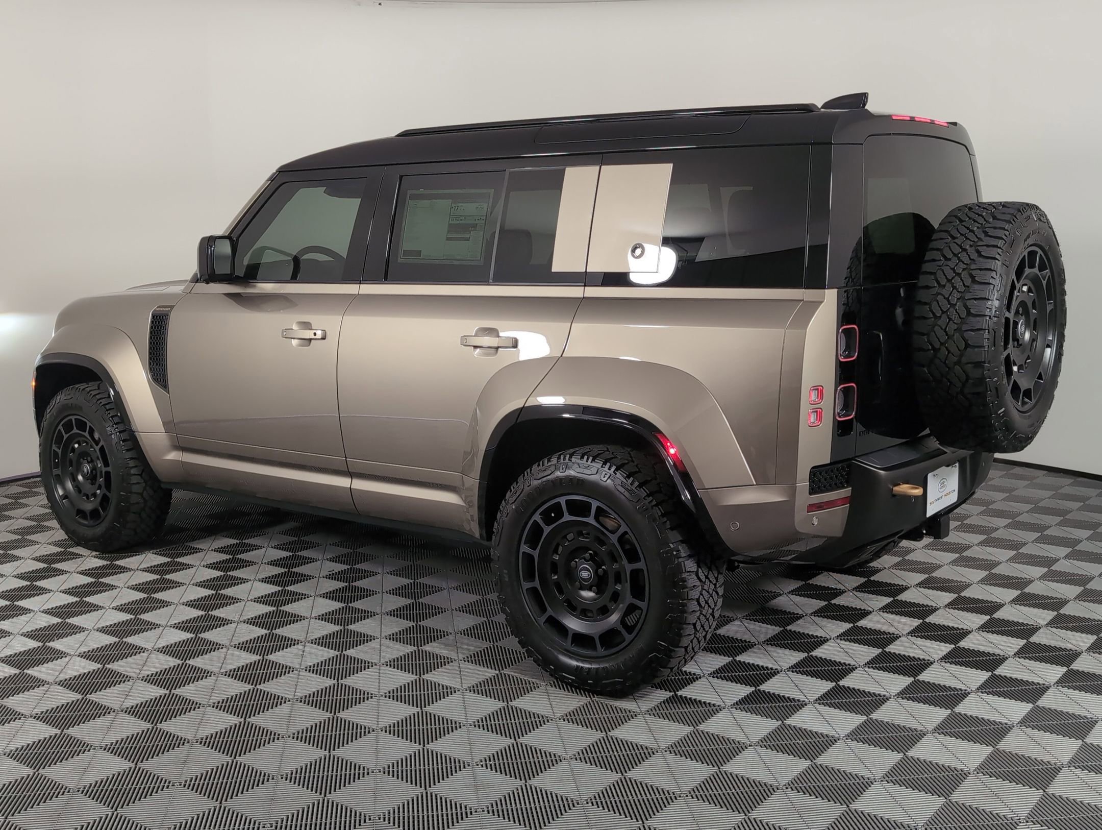 2025 Land Rover Defender 110 photo 3